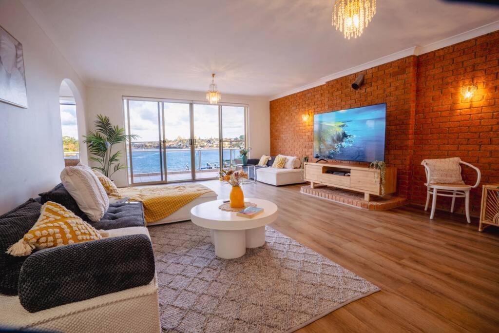 Stunning Waterfront Townhouse With Shared Swimpool, Harbour View And Free P Holiday home Sydney