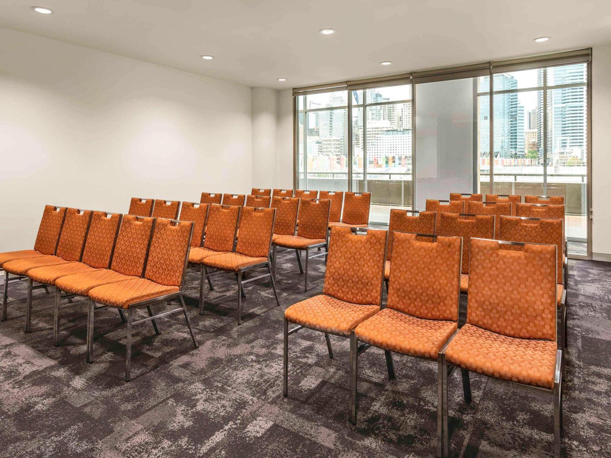 Ibis Darling Harbour Hotel 3*