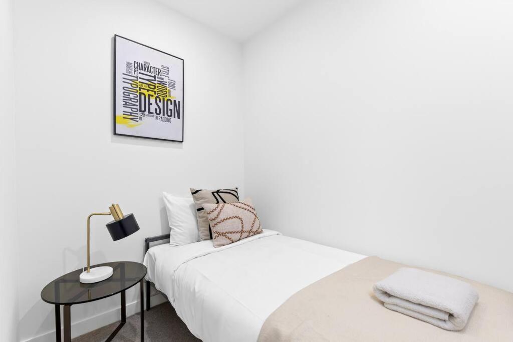 City Living: 1-bed Apt + Study Close Mq Station *
