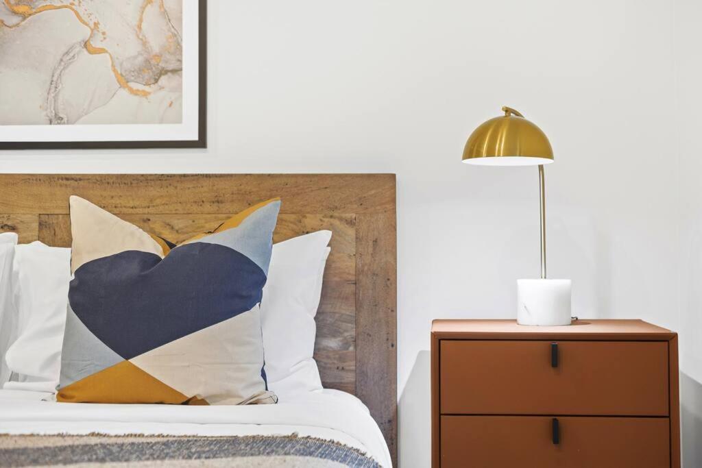 City Living: 1-bed Apt + Study Close Mq Station Apartment