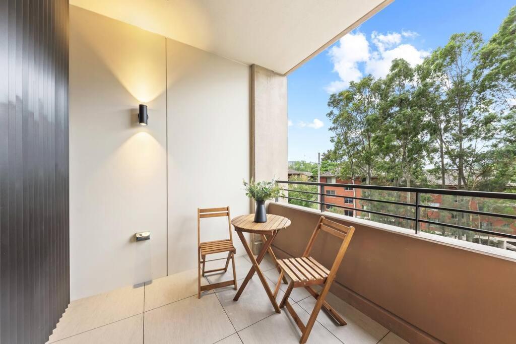 City Living: 1-bed Apt + Study Close Mq Station Sydney