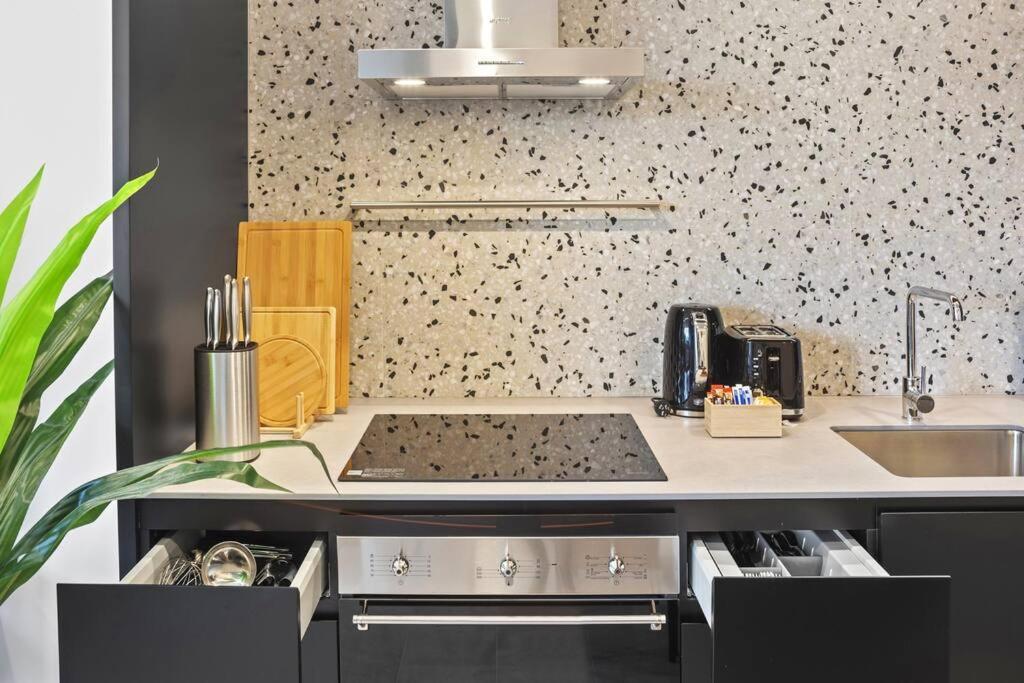 Apartment City Living: 1-bed Apt + Study Close Mq Station Sydney