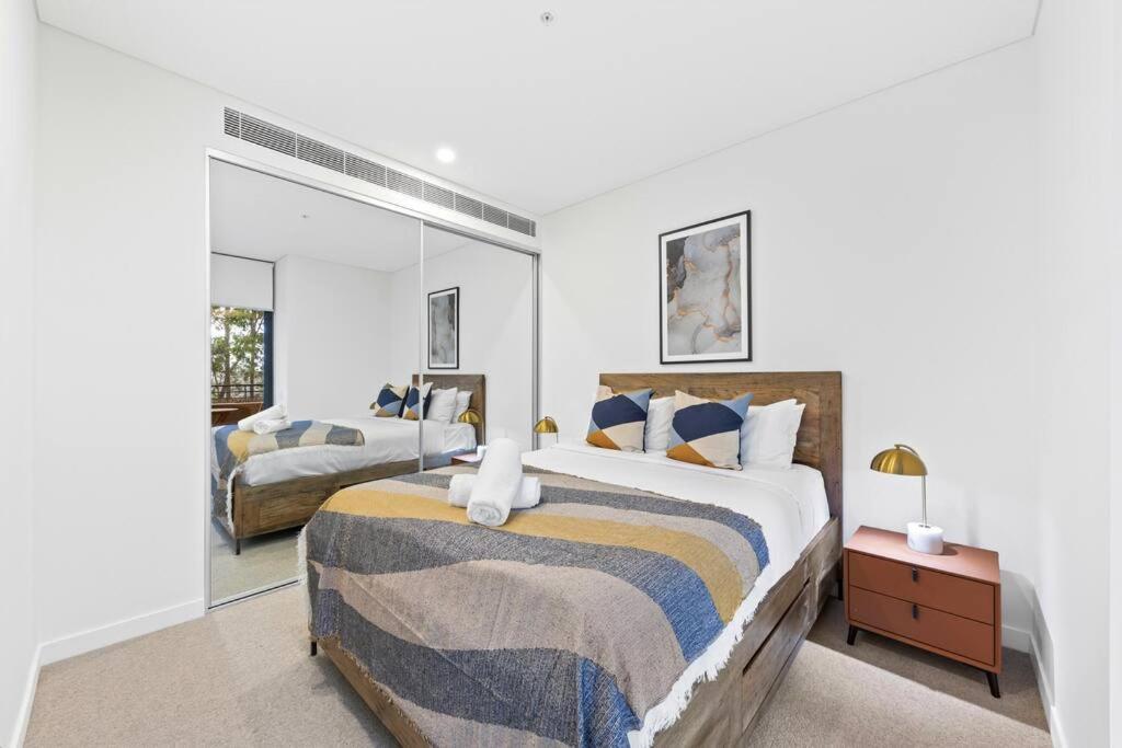 City Living: 1-bed Apt + Study Close Mq Station Sydney