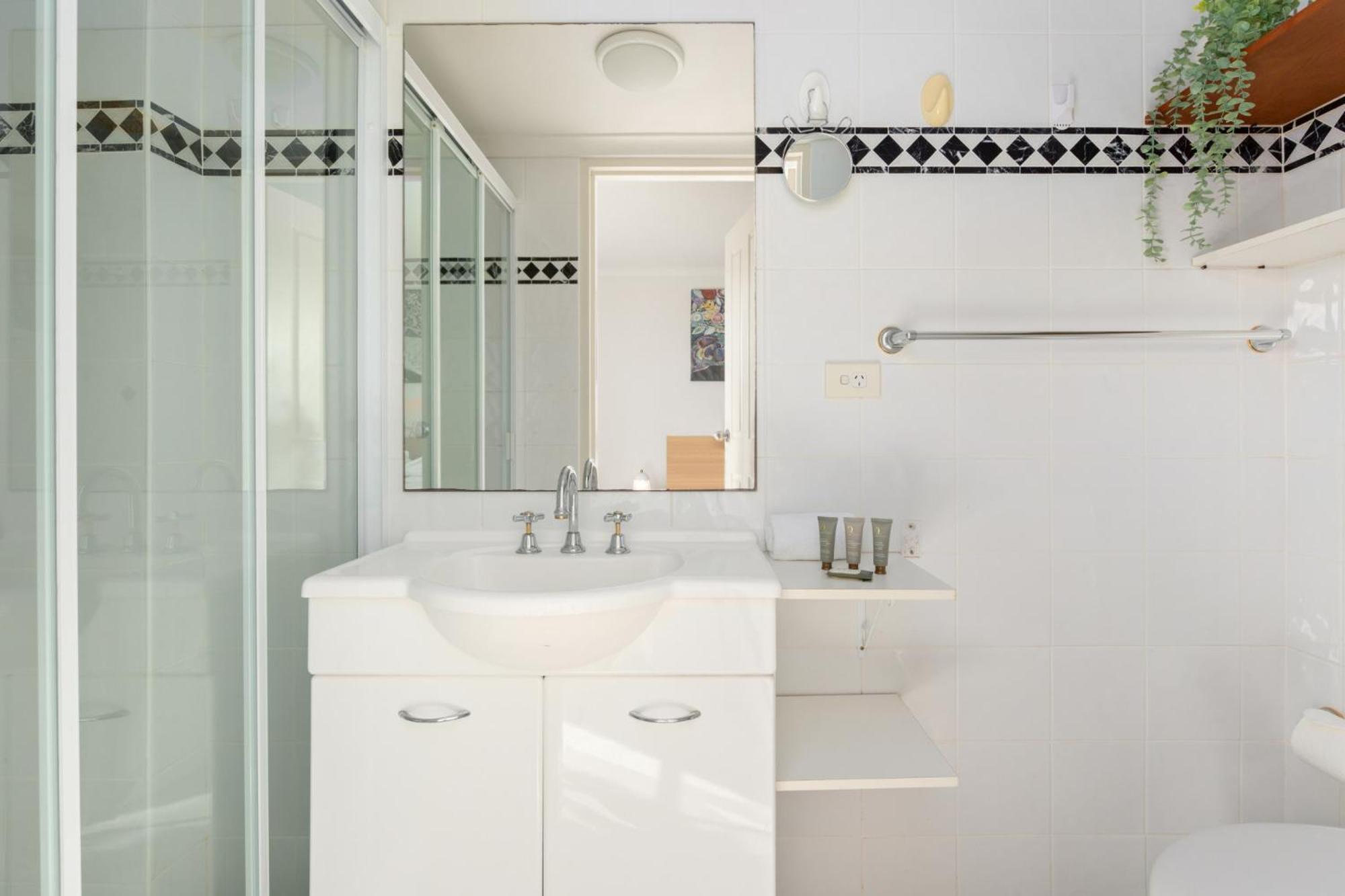 Spacious 3-bed With Alfresco Dining By Amenities Sydney