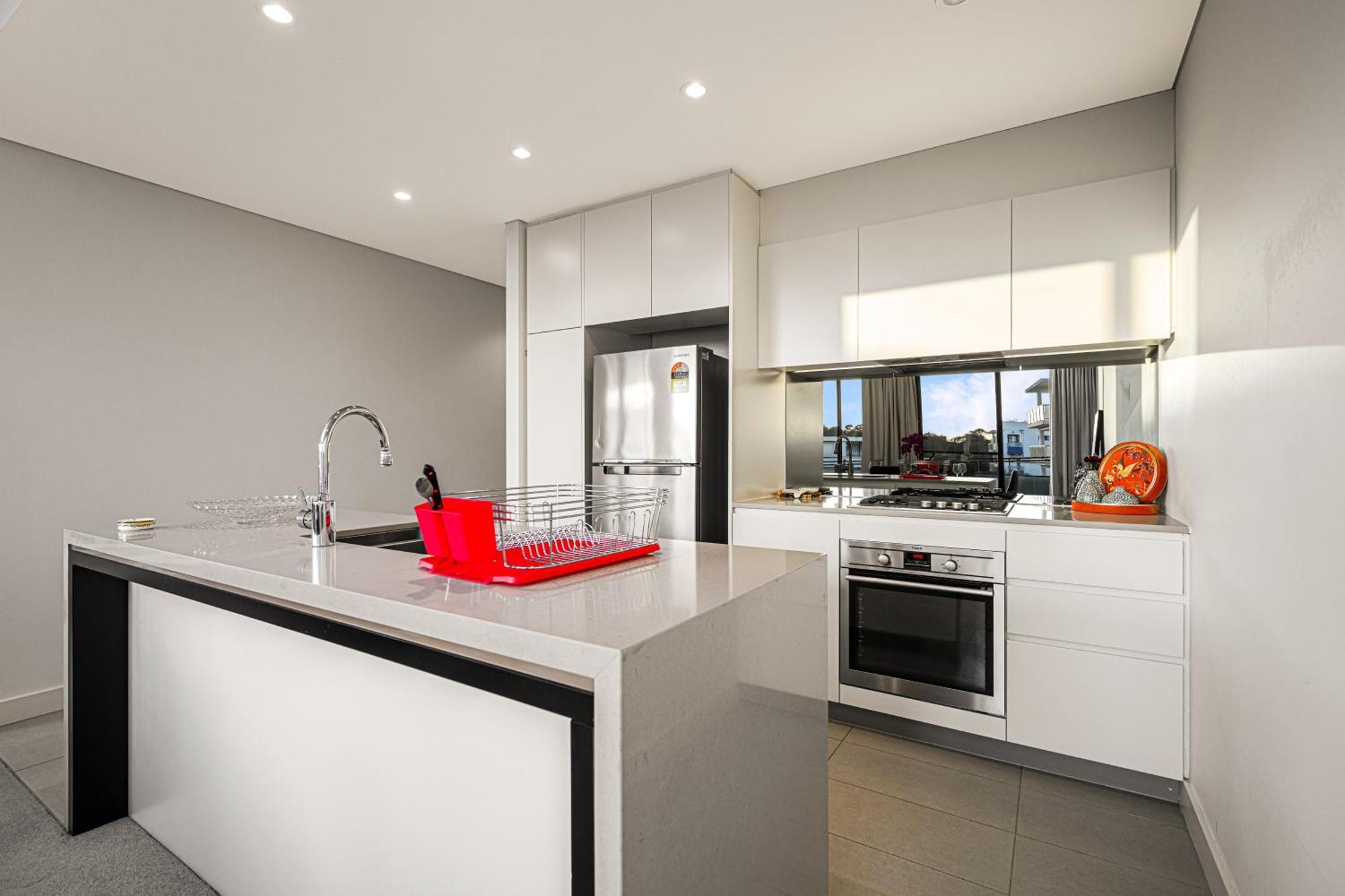 Mortlake Modern 2br Apt With Big Balcony & Parking