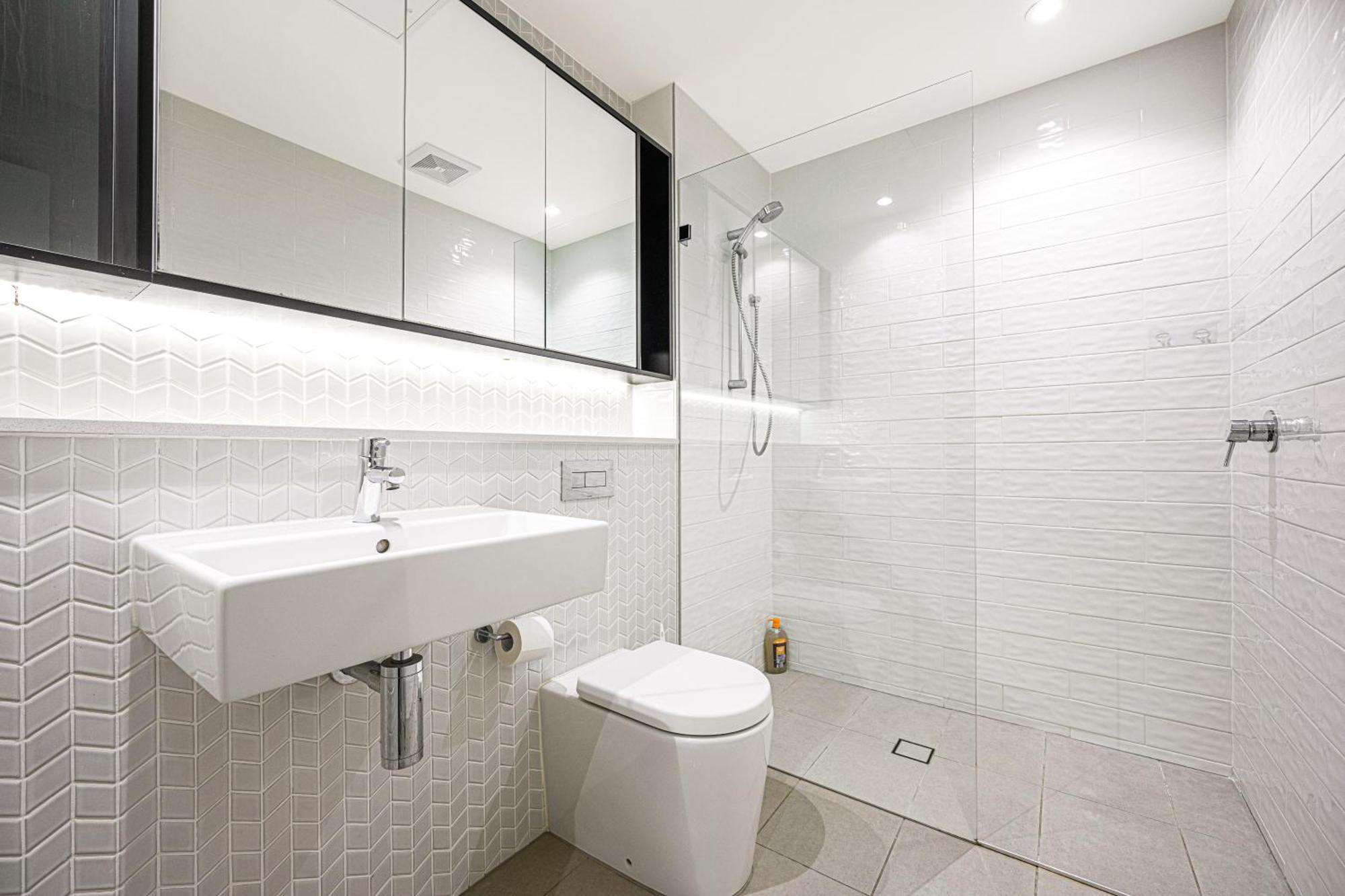 Mortlake Modern 2br Apt With Big Balcony & Parking