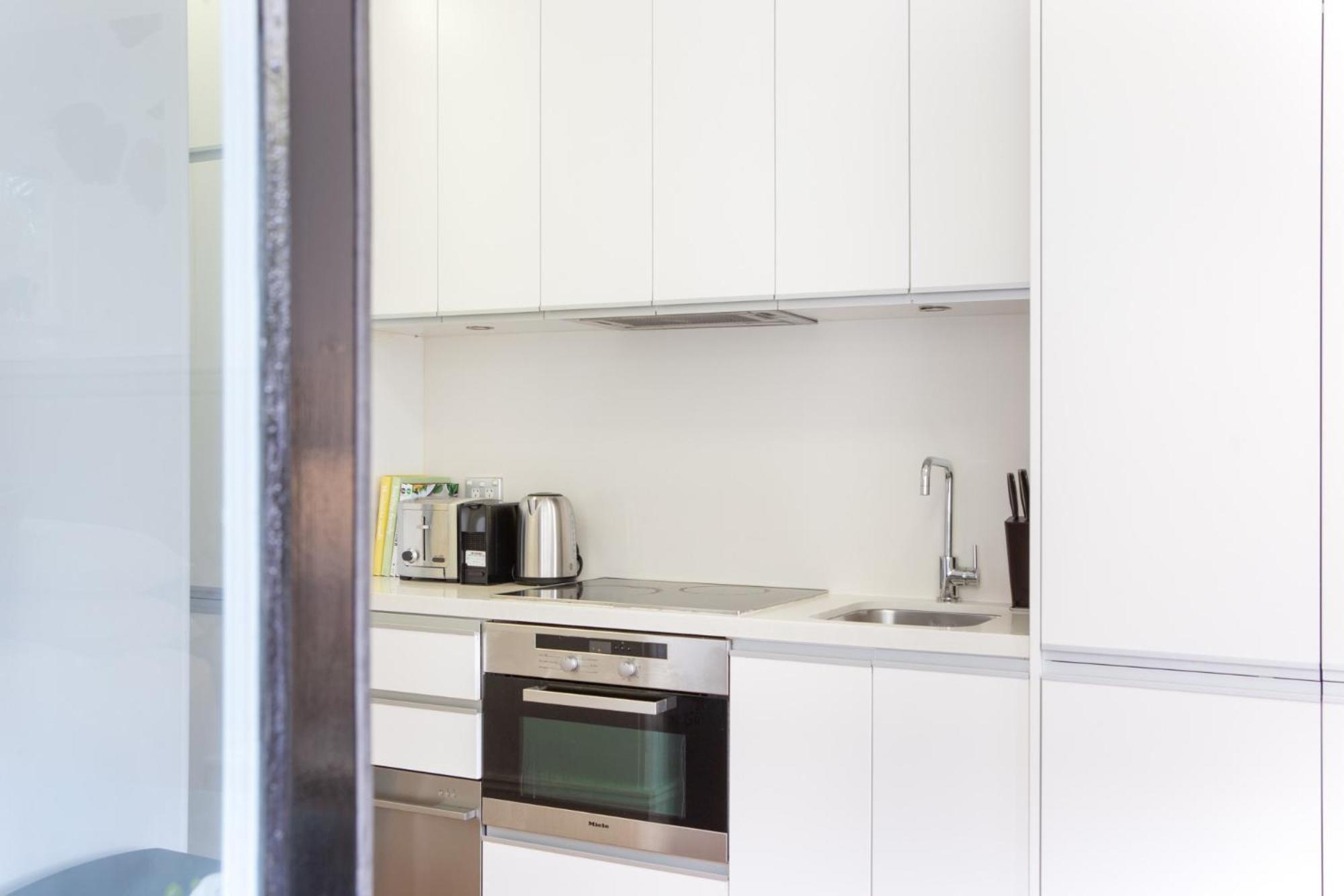 Intimate With Balcony In Glebe Apartment