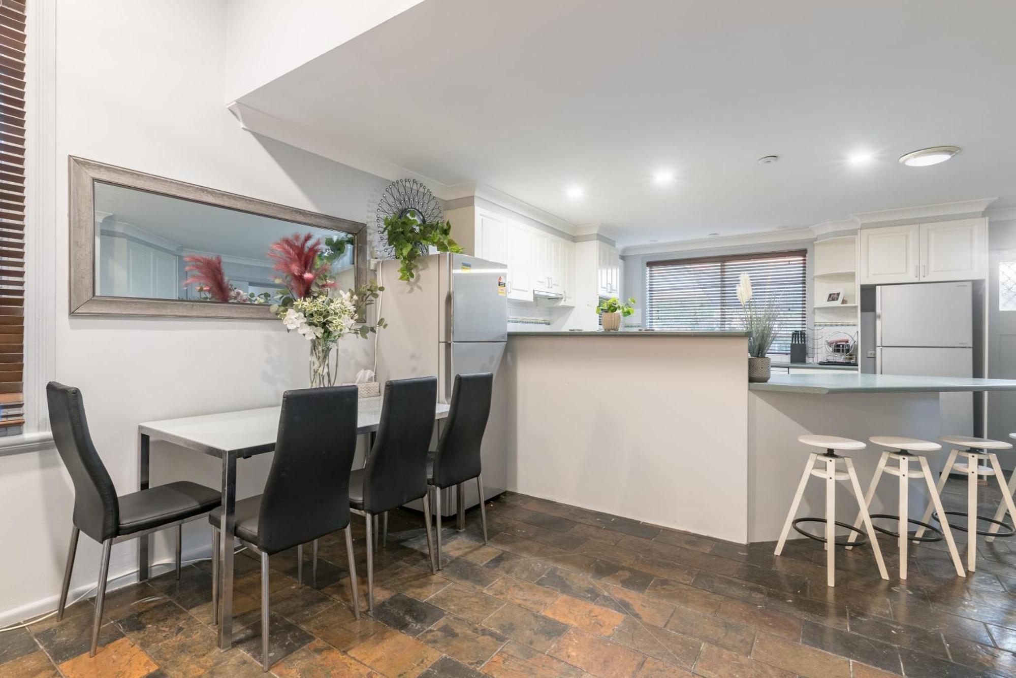 Bright Single - Seconds To Bus Station & Park - Close To Chinatown - Shared Bathroom *