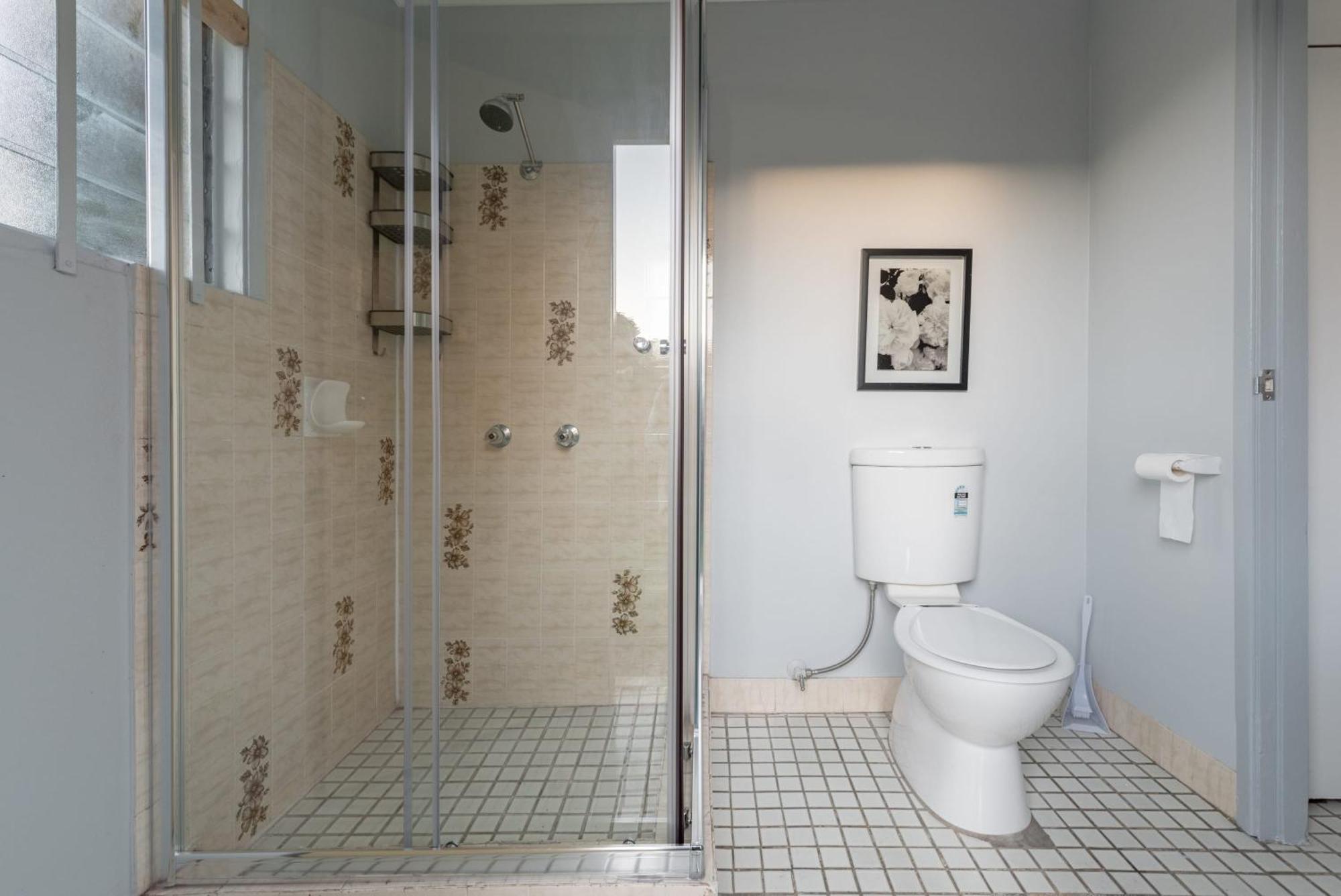 Bright Single - Seconds To Bus Station & Park - Close To Chinatown - Shared Bathroom Guest house Sydney