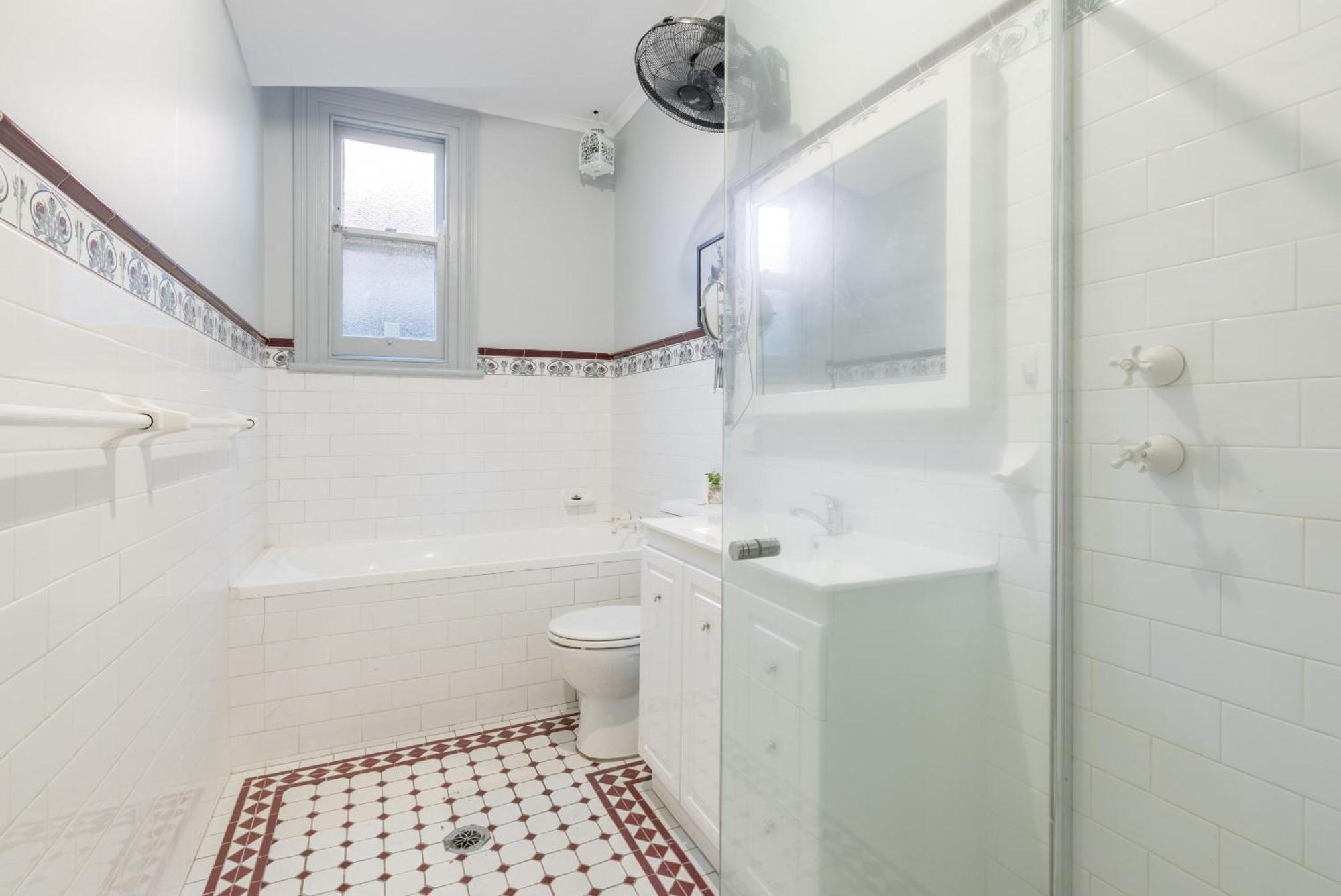 Bright Single - Seconds To Bus Station & Park - Close To Chinatown - Shared Bathroom
