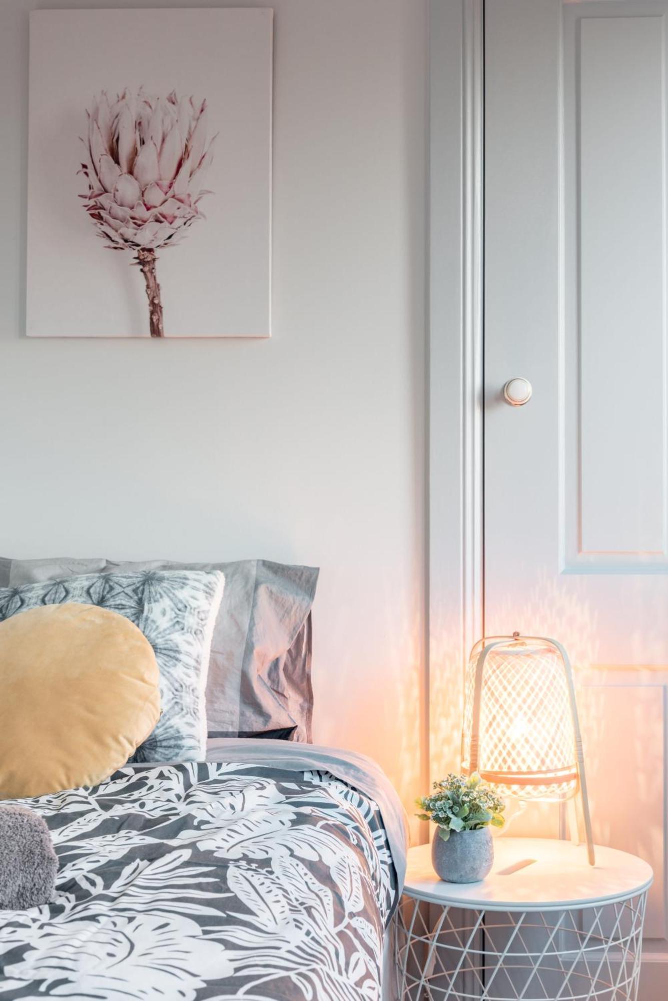 Bright Single - Seconds To Bus Station & Park - Close To Chinatown - Shared Bathroom Sydney