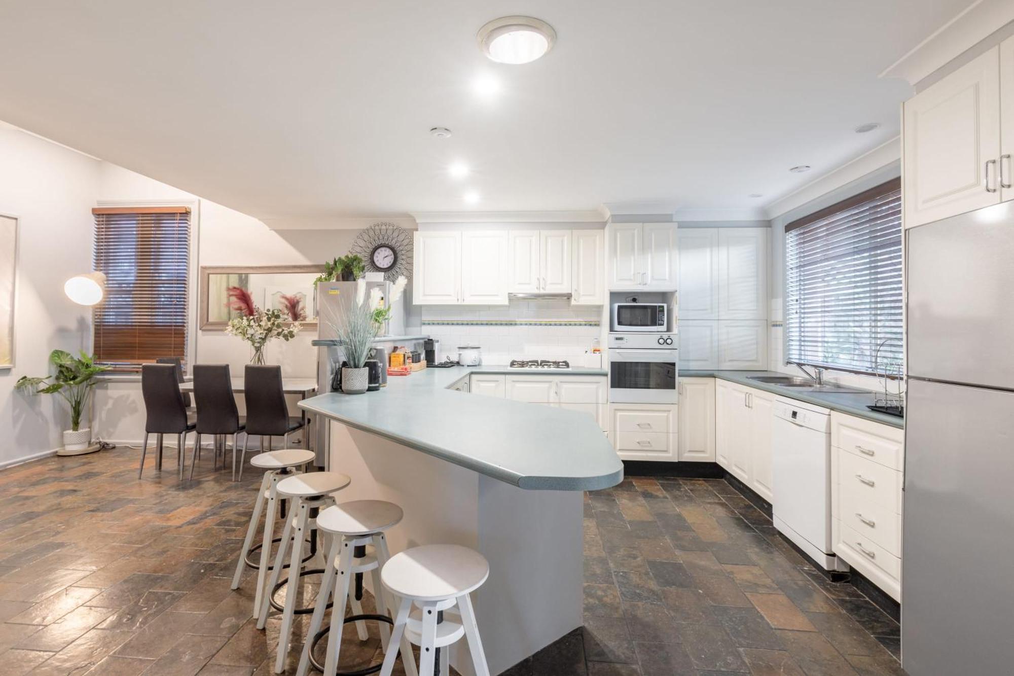 Bright Single - Seconds To Bus Station & Park - Close To Chinatown - Shared Bathroom Sydney