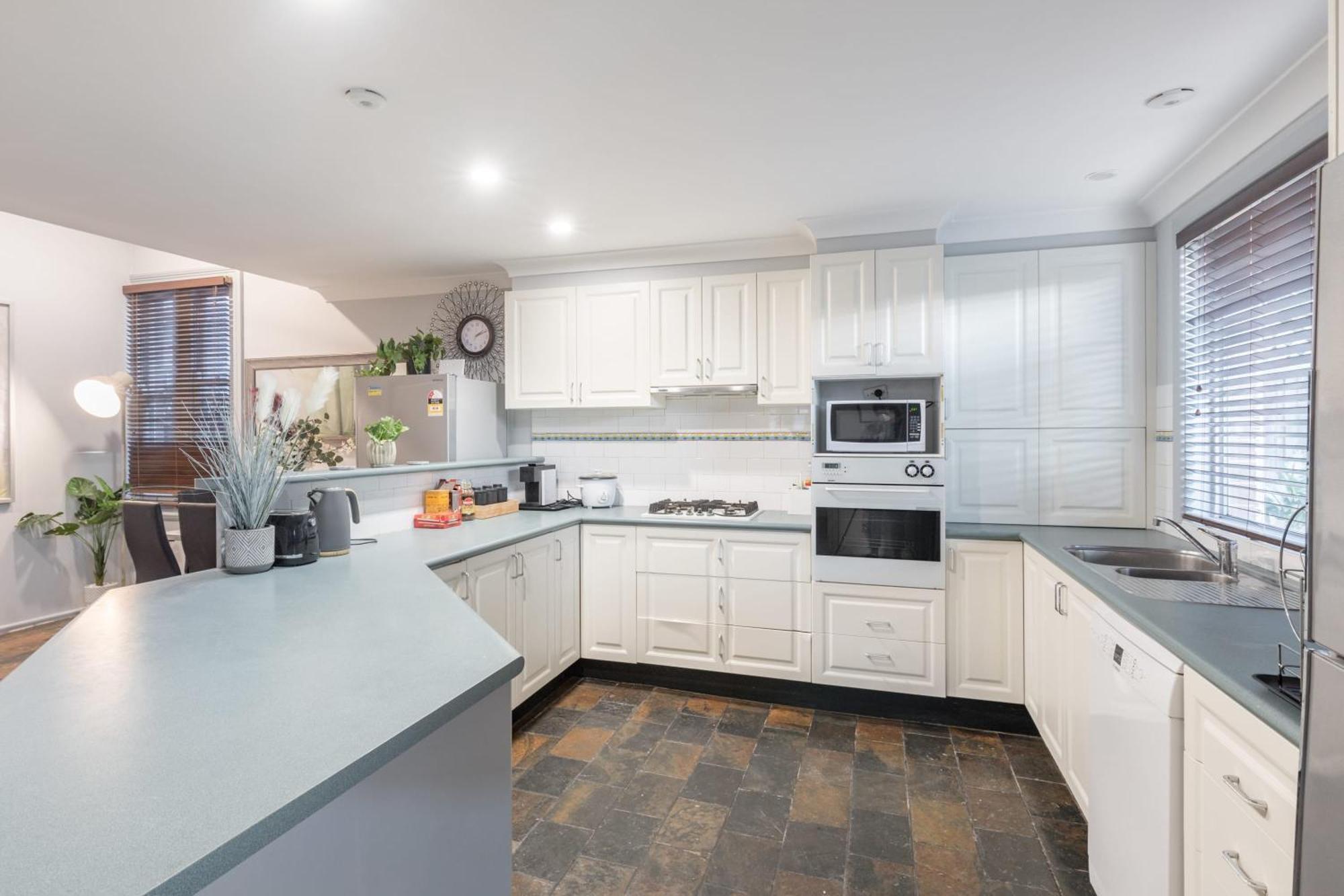 Bright Single - Seconds To Bus Station & Park - Close To Chinatown - Shared Bathroom Guest house *