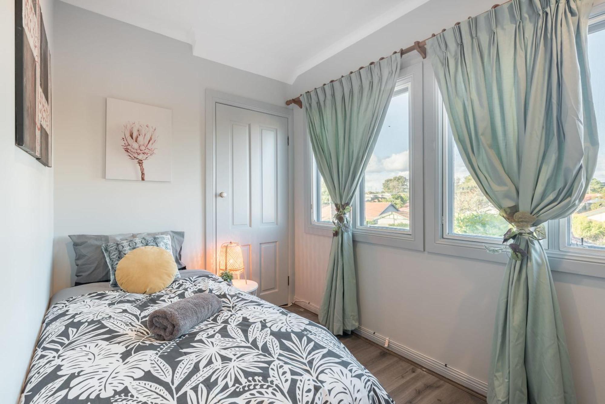 Guest house Bright Single - Seconds To Bus Station & Park - Close To Chinatown - Shared Bathroom Sydney