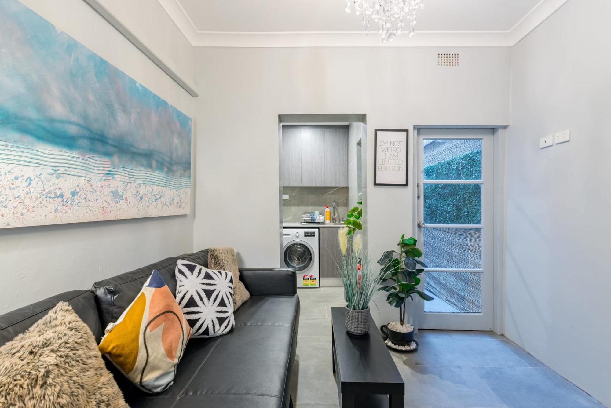 Chic Double - Ac - Next To Station - Nearby Cbd Usyd Uts Viewed Bistros - Shared Bathroom Holiday home *