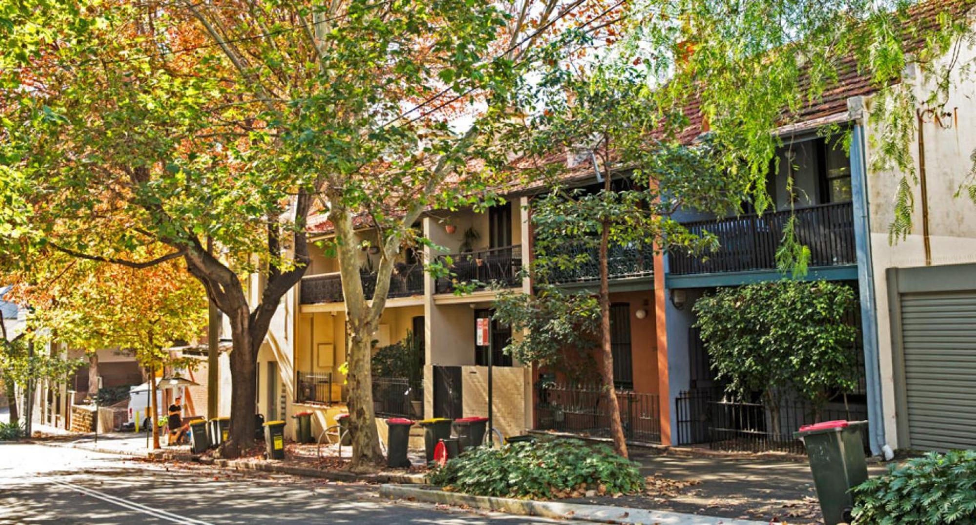 Inner-city Minutes Walk To Dining Hubs Apartment