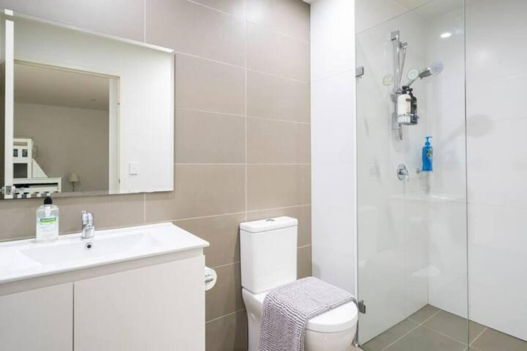 10m Lovely 2bedroom Abnb Near Airport & With Free Parking Apartment