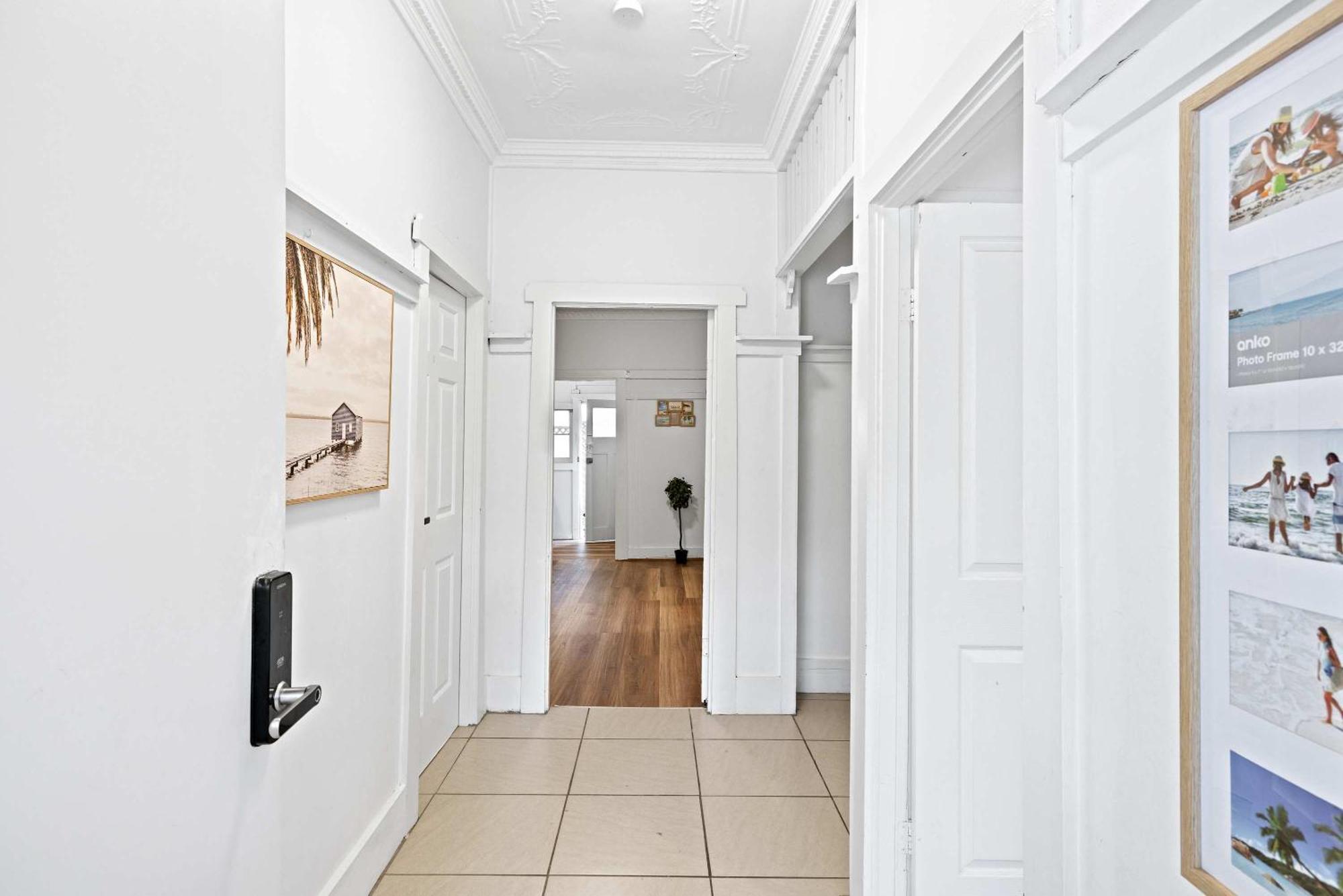 Boutique Single - Centrally Located - External - Shared Bathroom Guest house *