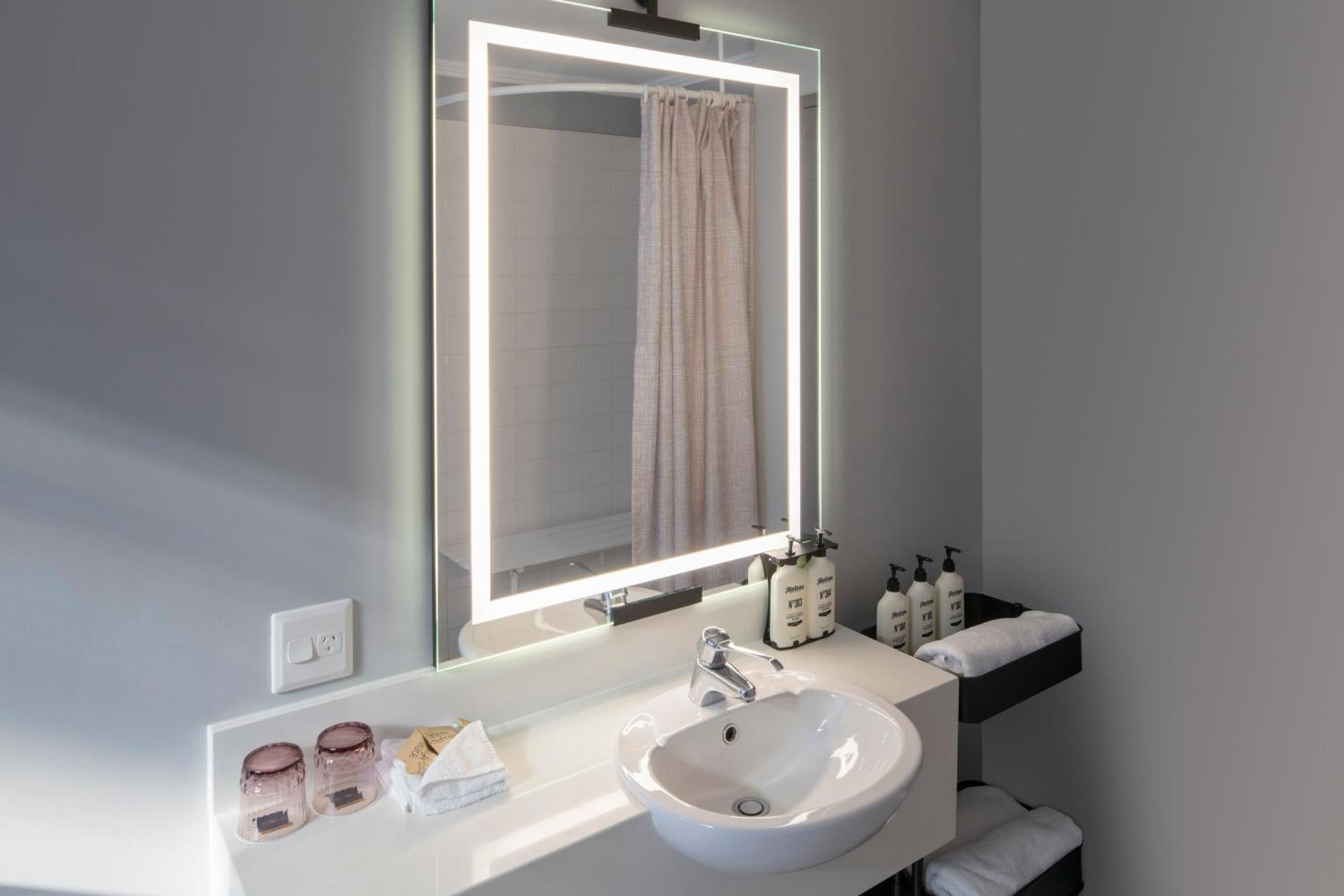 Mercure Martin Place 4*