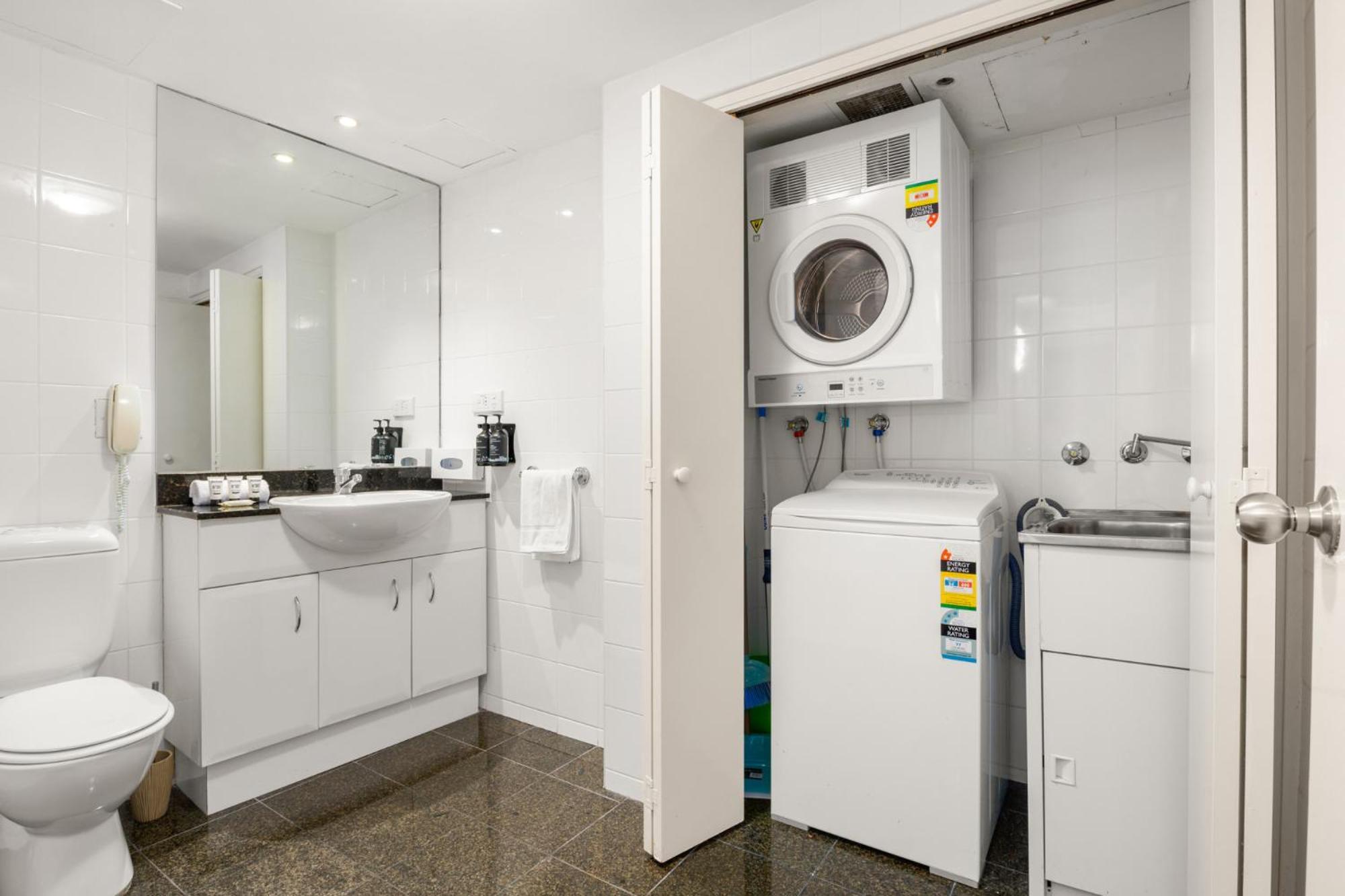 Contemporary 1-bed First Floor Unit With Pool Apartment