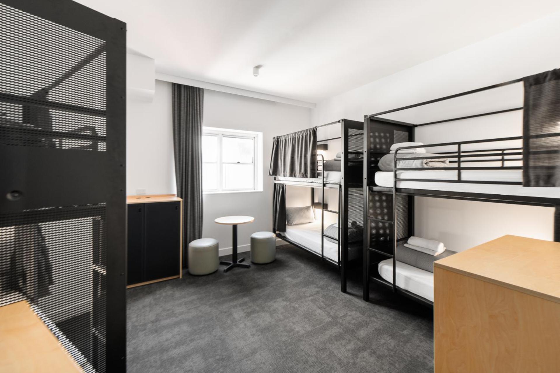 Yha Harbour Hostel *