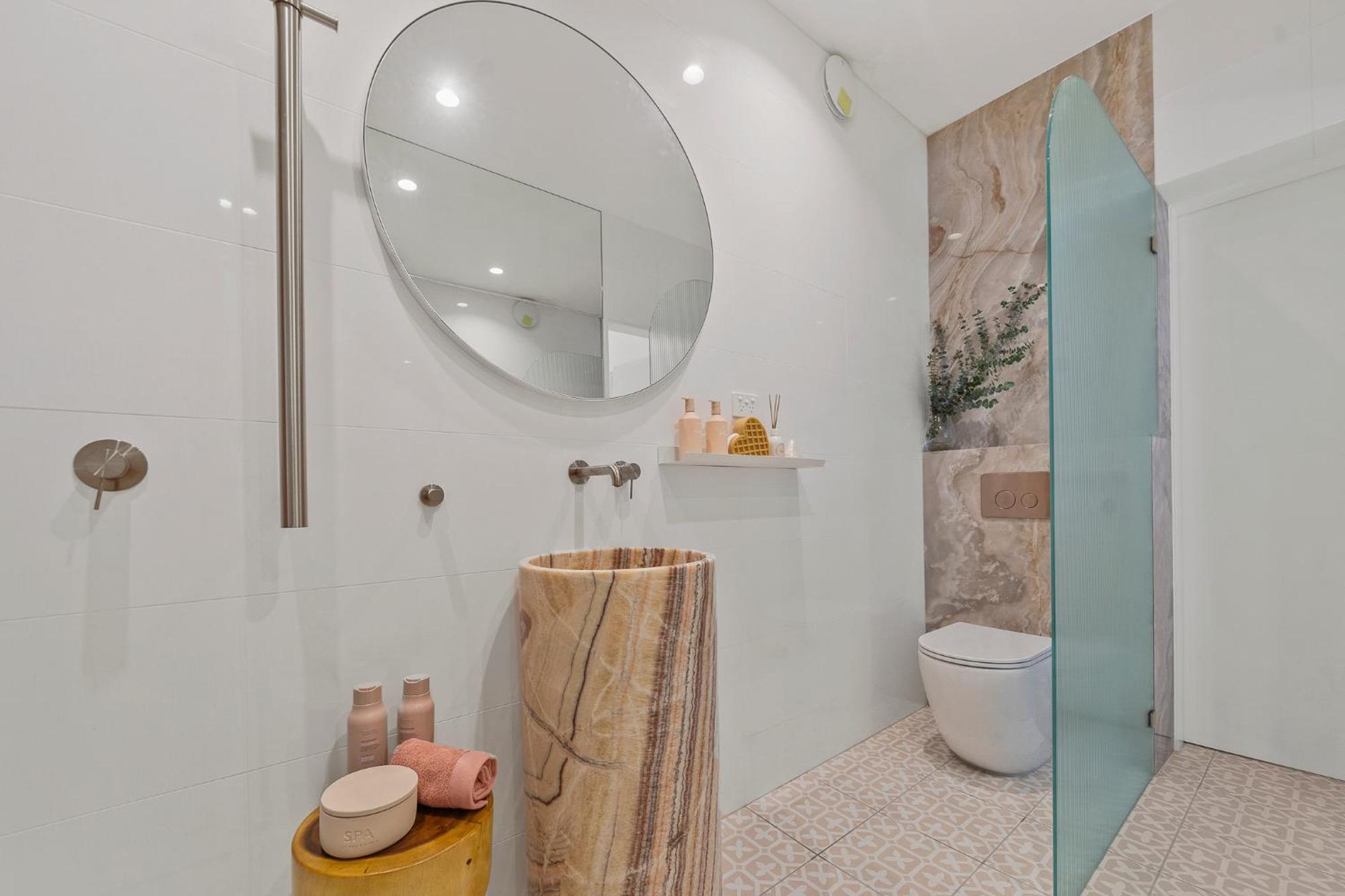 1 And 2 Bed - 500m To - Belle's At Bondi *