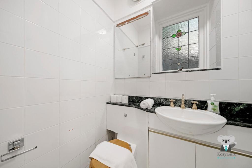 Kozyguru Kirribilli Opera House View 2 Bed Apartment *