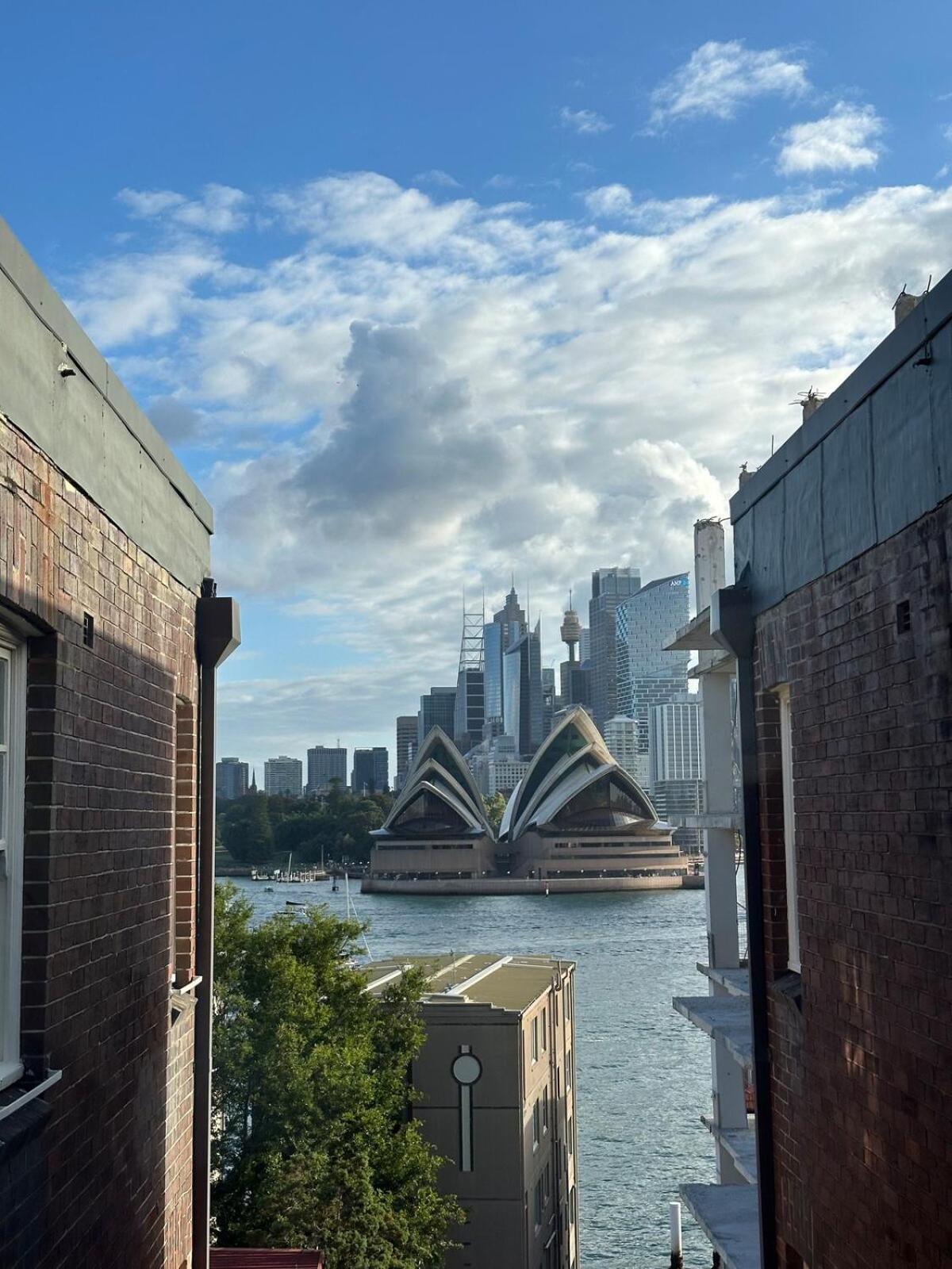 Peaceful Unit Facing Opera House Sydney