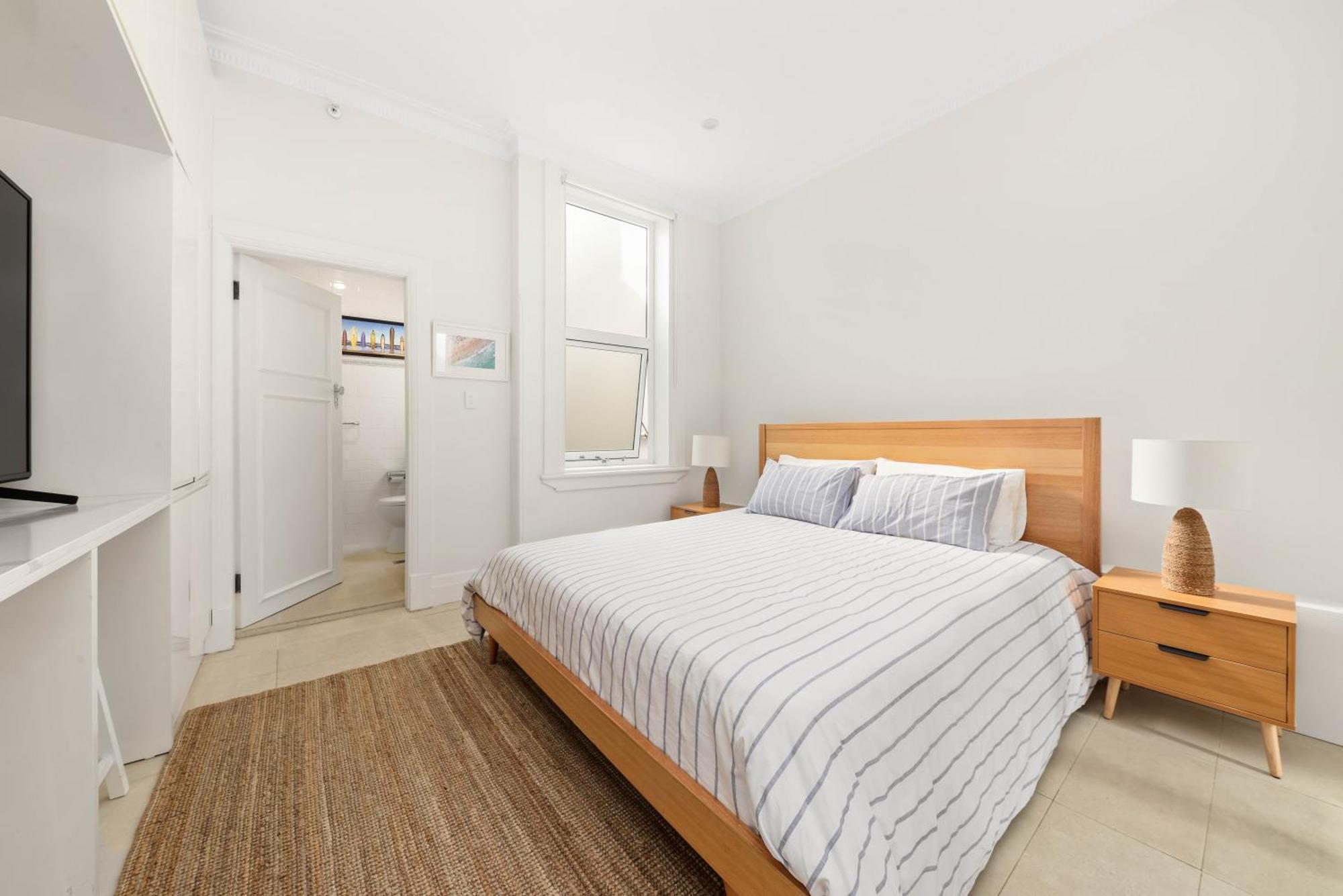Beachfront Haven Directly Opposite Bondi Apartment