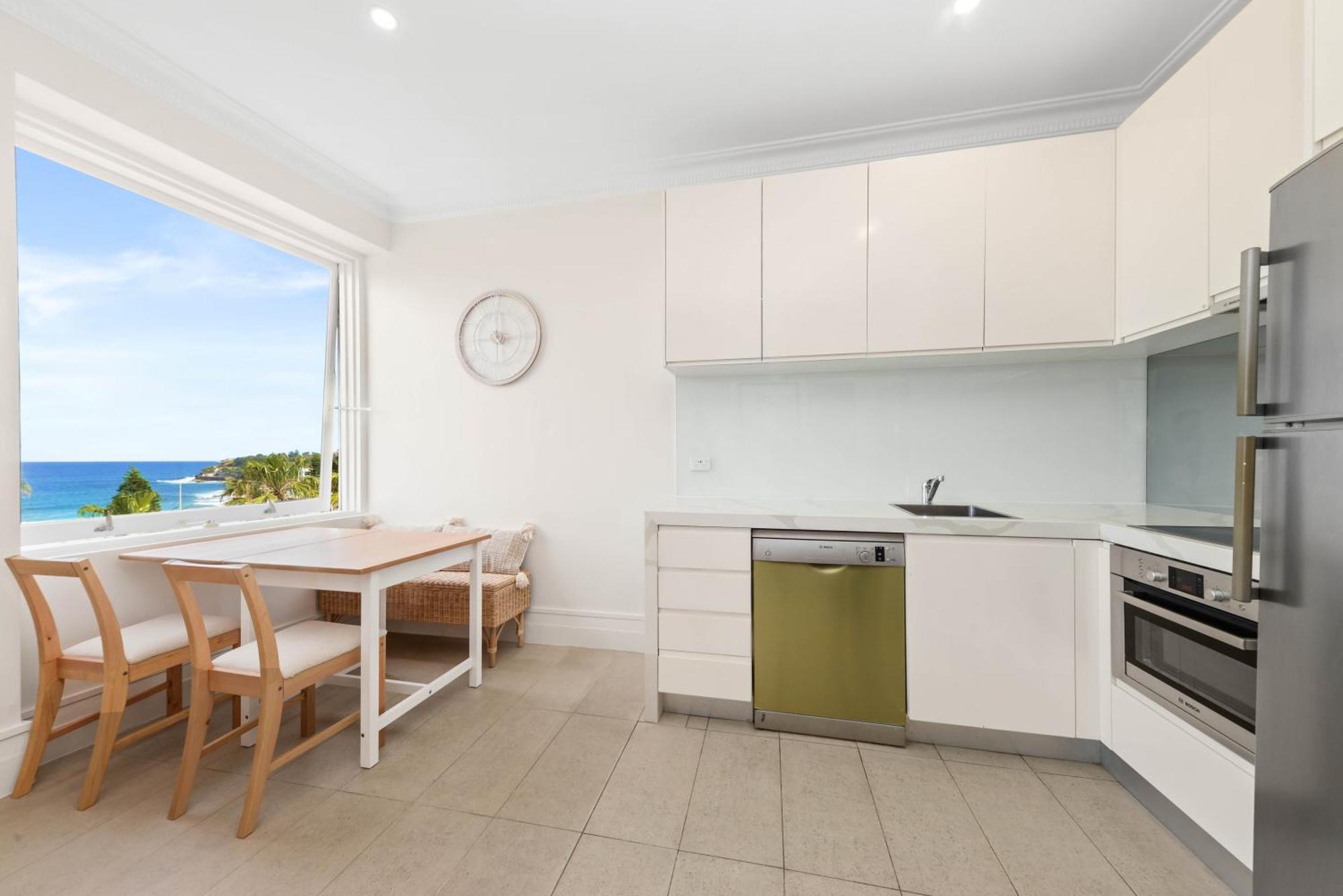 Beachfront Haven Directly Opposite Bondi Apartment *