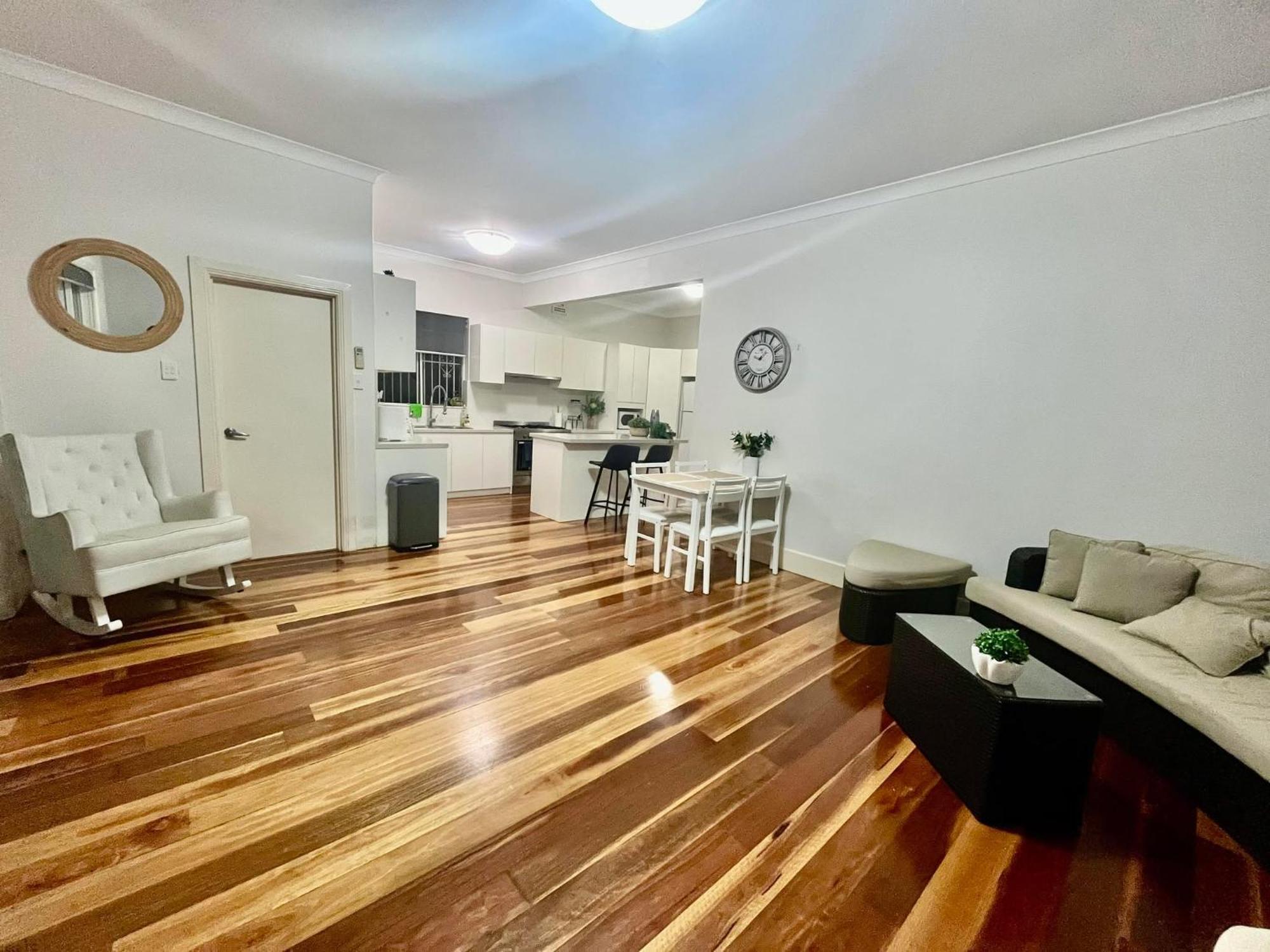 Homestay Next To A Scenic And Lively Sydney