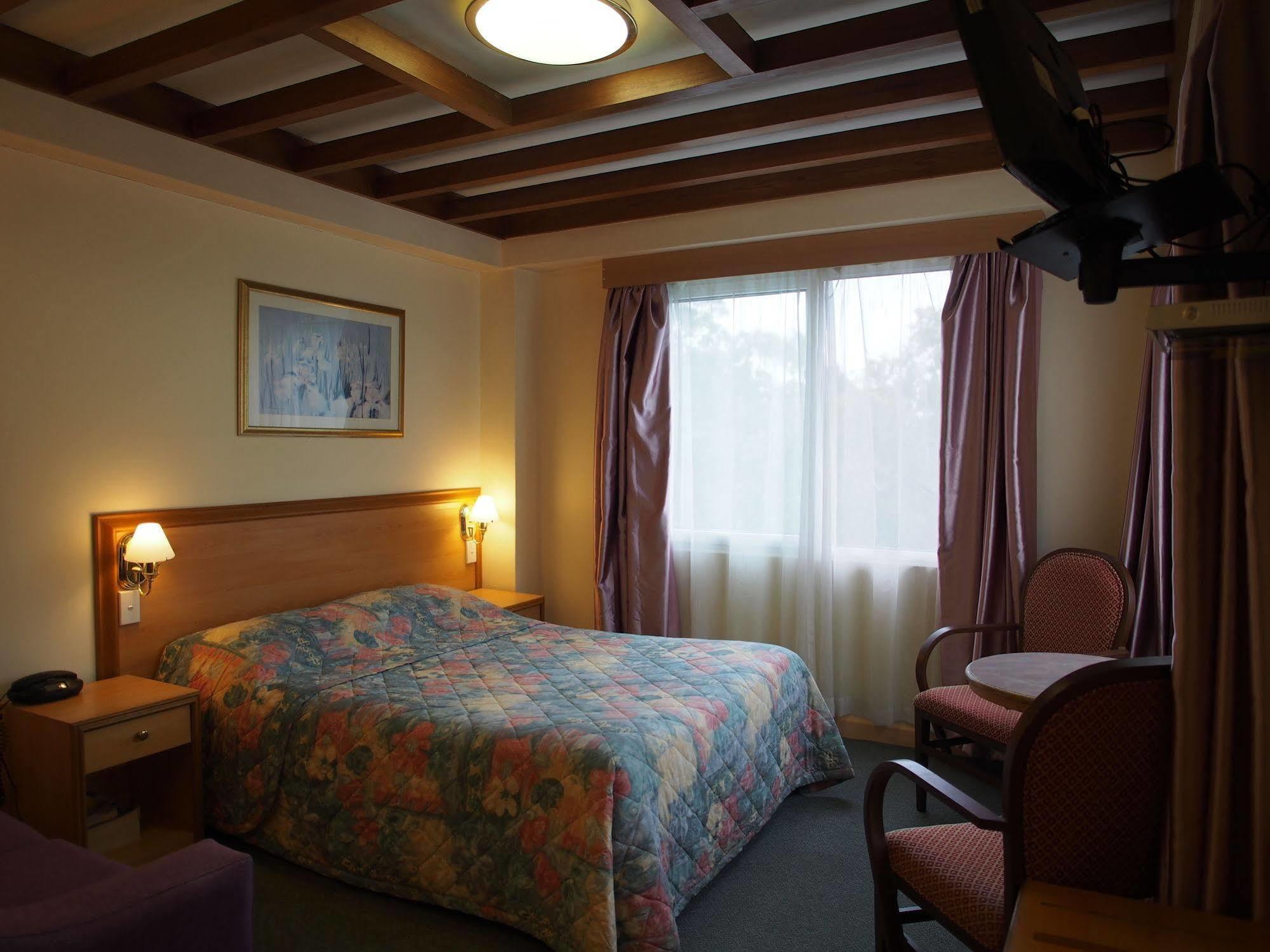Edgecliff Motel 3*