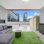 Cozy 2 Bedroom 6 Minutes To Train Station With Parking