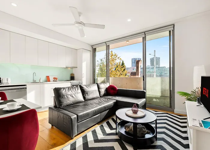 Central, Modern 1 Bedroom With Air-Con & Balcony