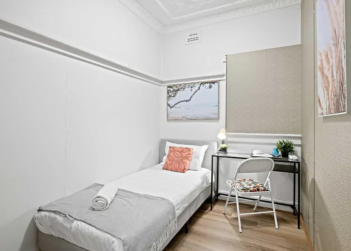Boutique Single Room - Centrally Located - Shared Bathroom