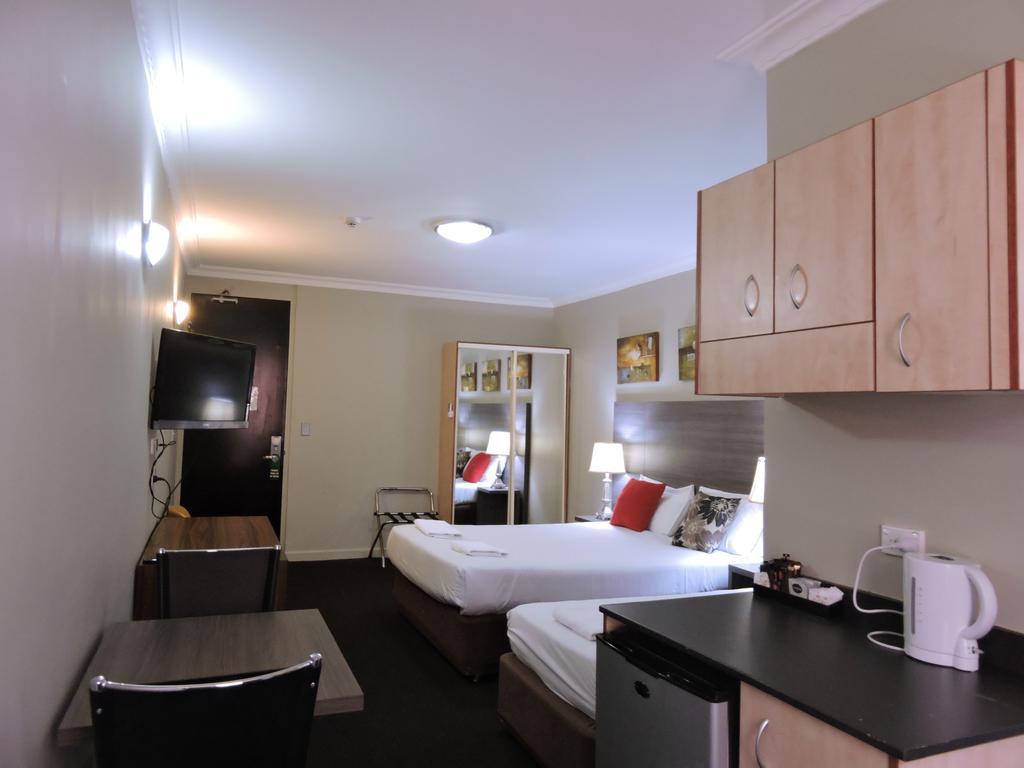 Uno 3* Sydney