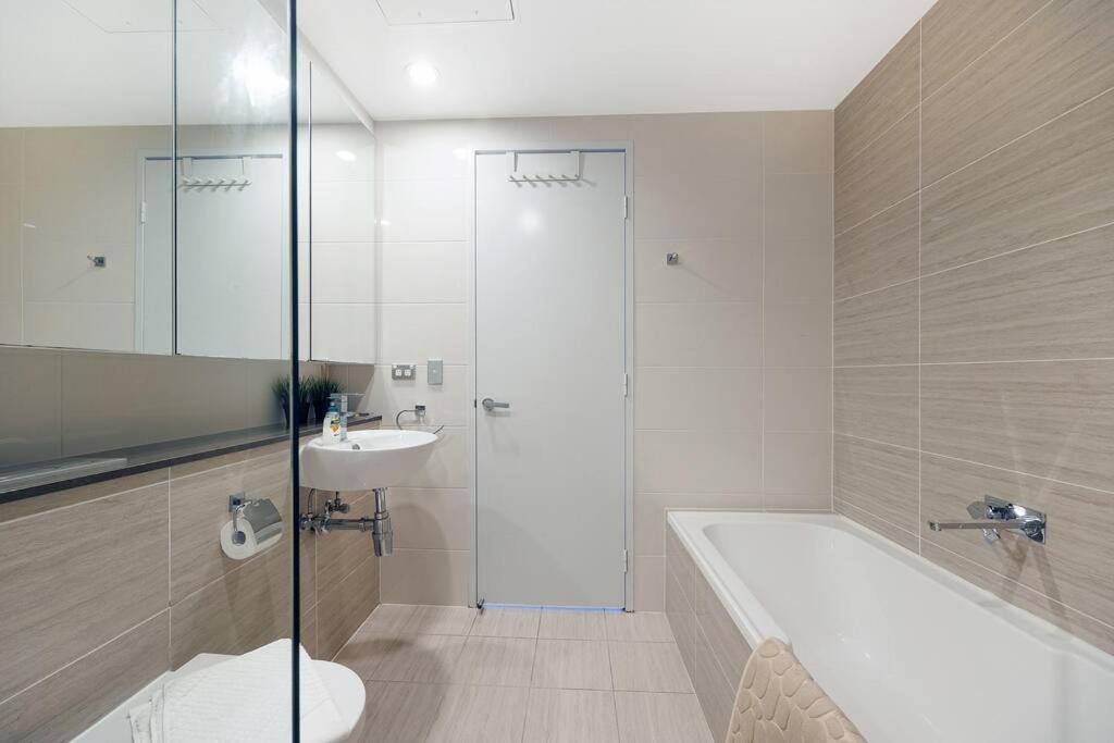 Lovely With Pool In Zetland *