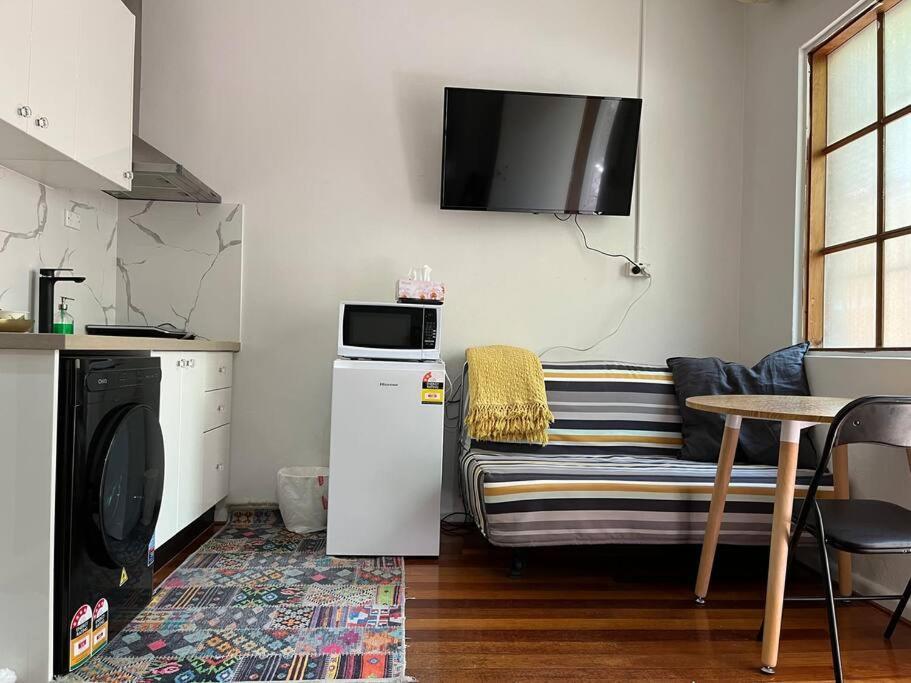 Comfortable Studio+free Parking For Small Car Apartment *