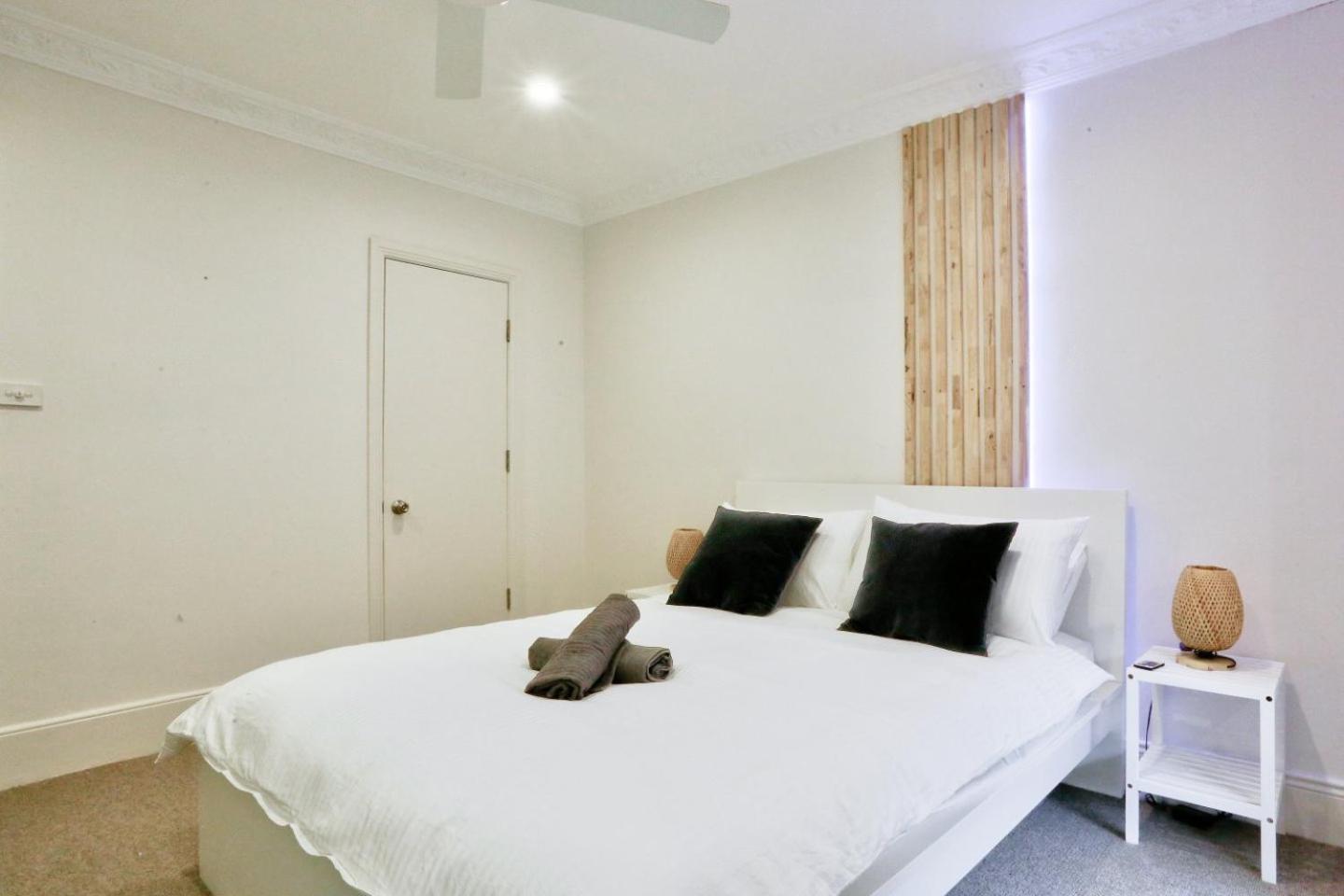 Vibrant 3 Bedroom House Darlinghurst 2 E-bikes Included Holiday home