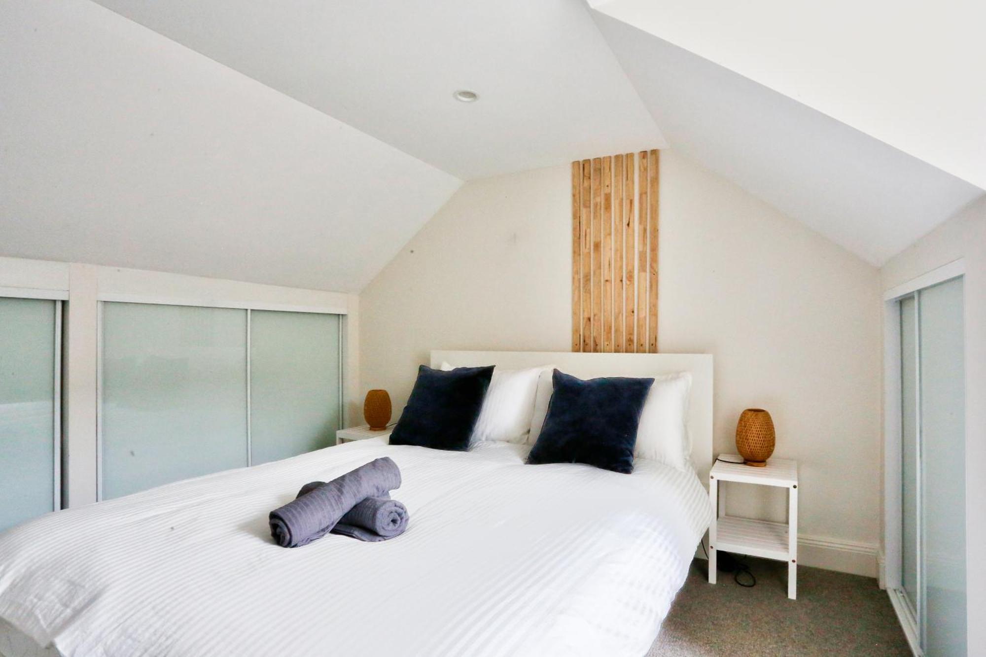 Vibrant 3 Bedroom House Darlinghurst 2 E-bikes Included Holiday home *