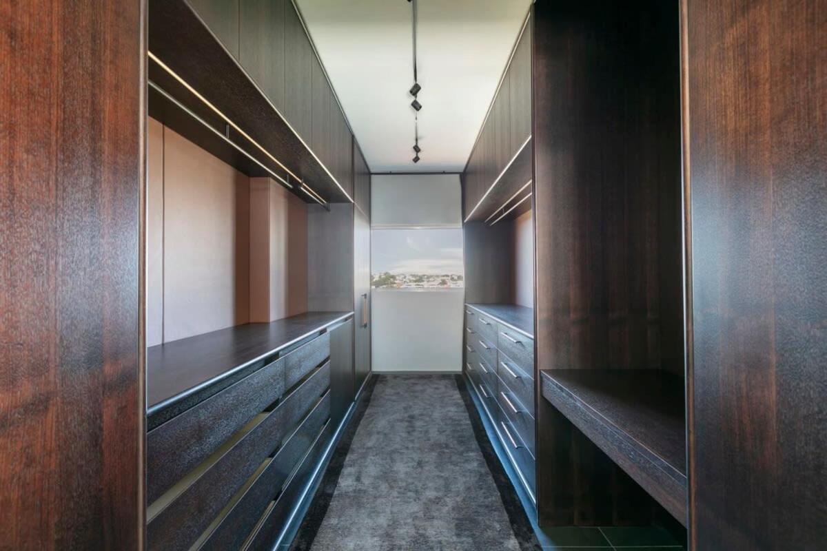 Apartment Luxury 1 Bedroom Apt With Harbour Views & Parking Sydney