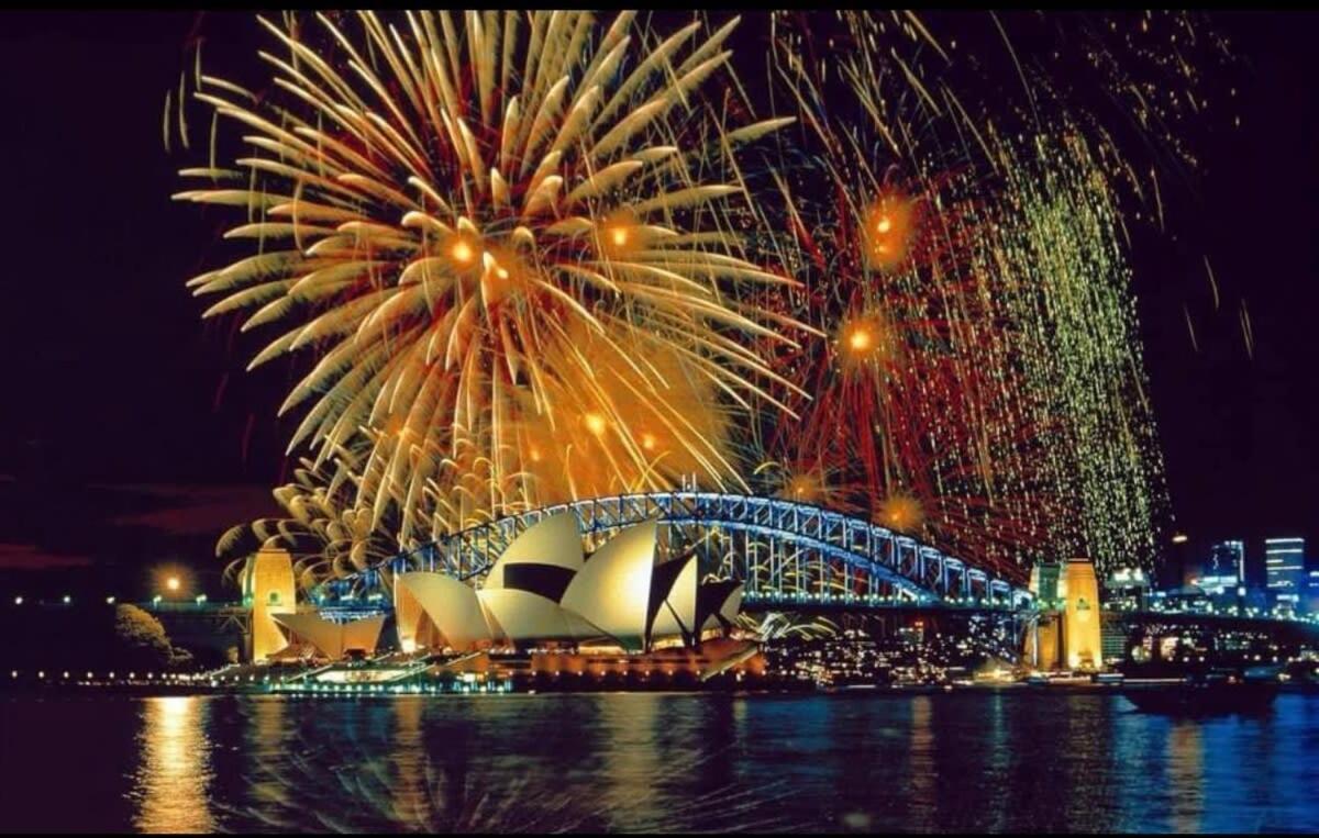 Luxury 1 Bedroom Apt With Harbour Views & Parking * Sydney