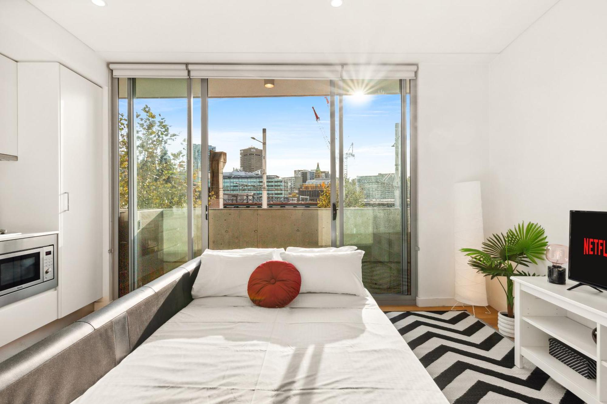 Apartment Central, Modern 1 Bedroom With Air-con & Balcony *