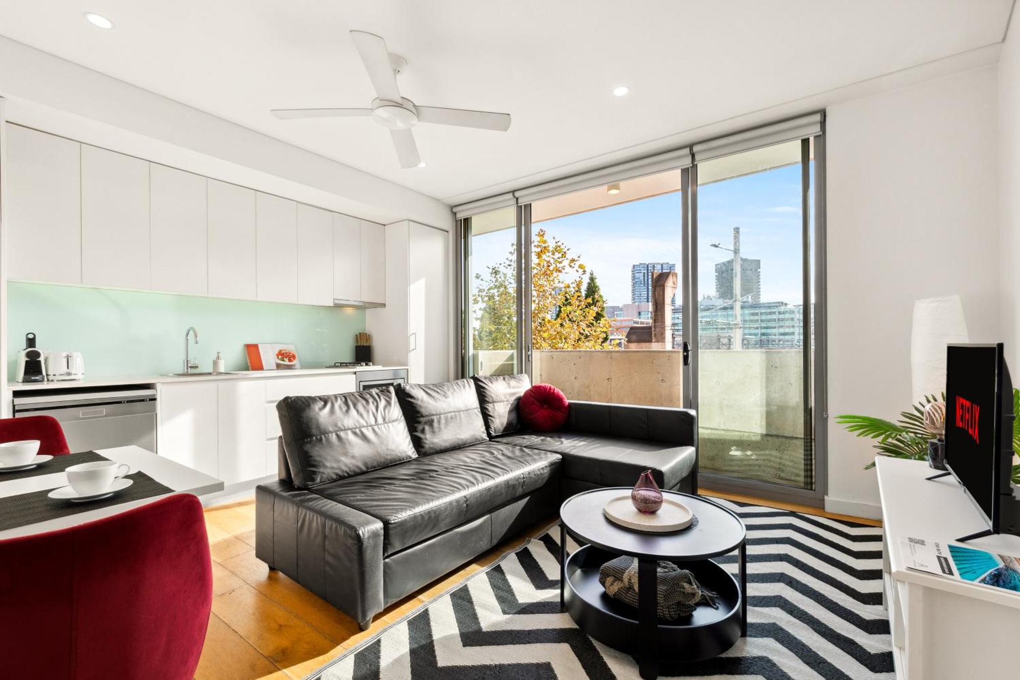 Apartment Central, Modern 1 Bedroom With Air-con & Balcony *