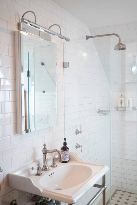 Apartment Chic Historical 3 Bedroom In The Rocks #l3 *