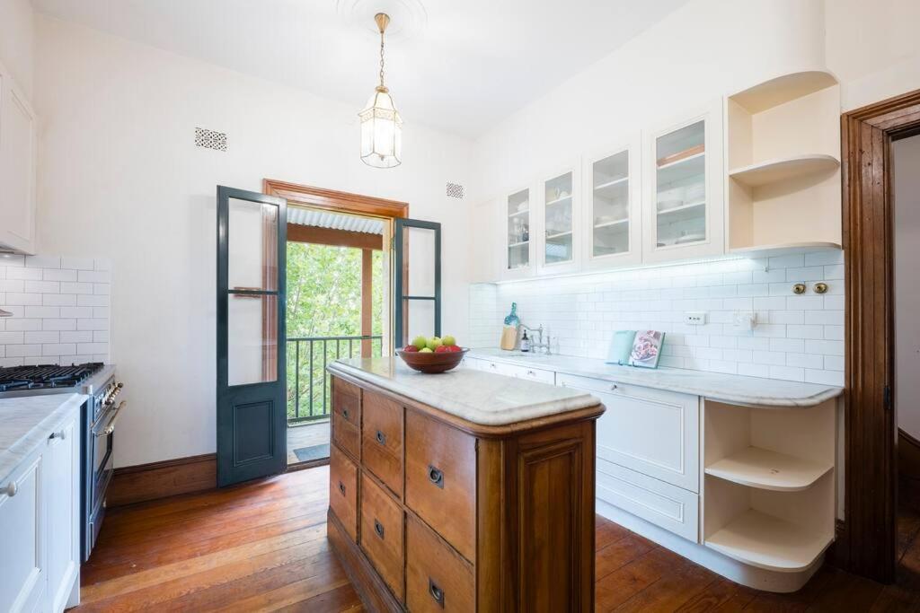 Chic Historical 3 Bedroom In The Rocks #l3 Apartment *