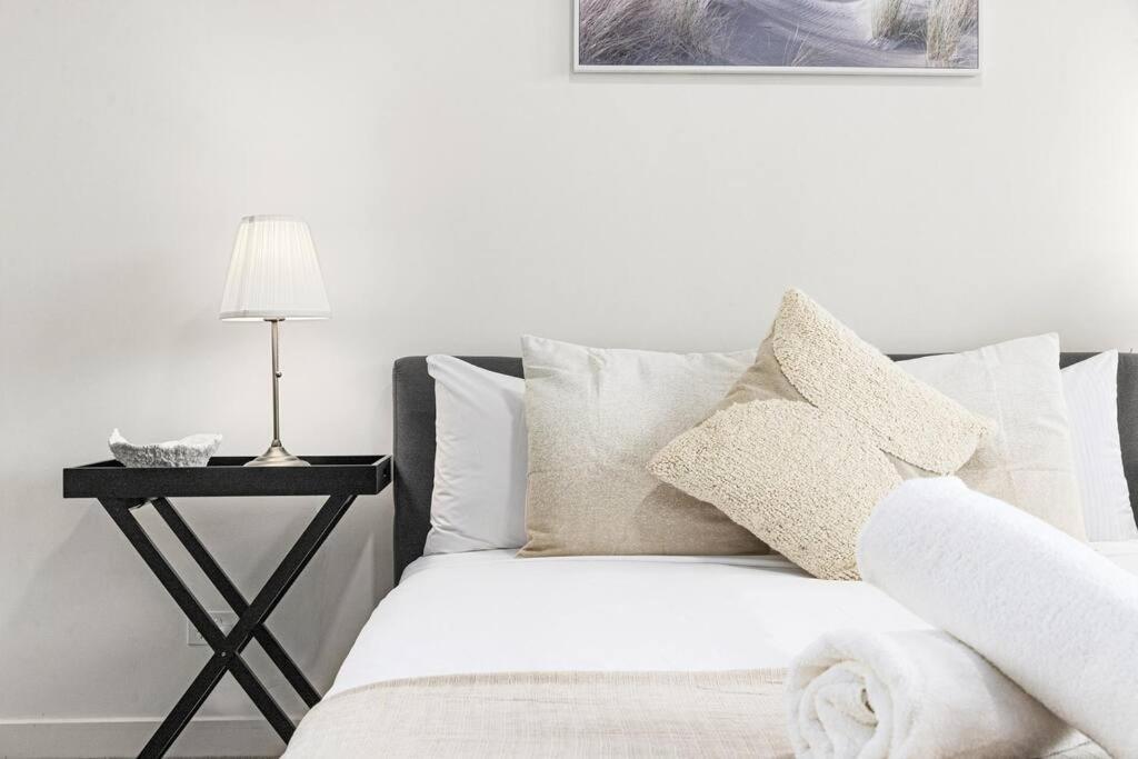Two Beds Water & Bridge View 9th Lv Apartment