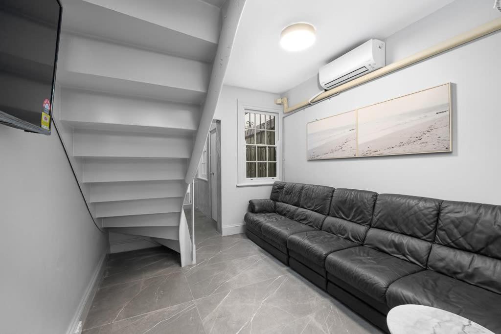 Modern Double - Ac - Seconds To Cbd - Near Uts& Usyd& Darling Harbour& Icc&high Rated Restaurants - Shared Bathroom Guest house *