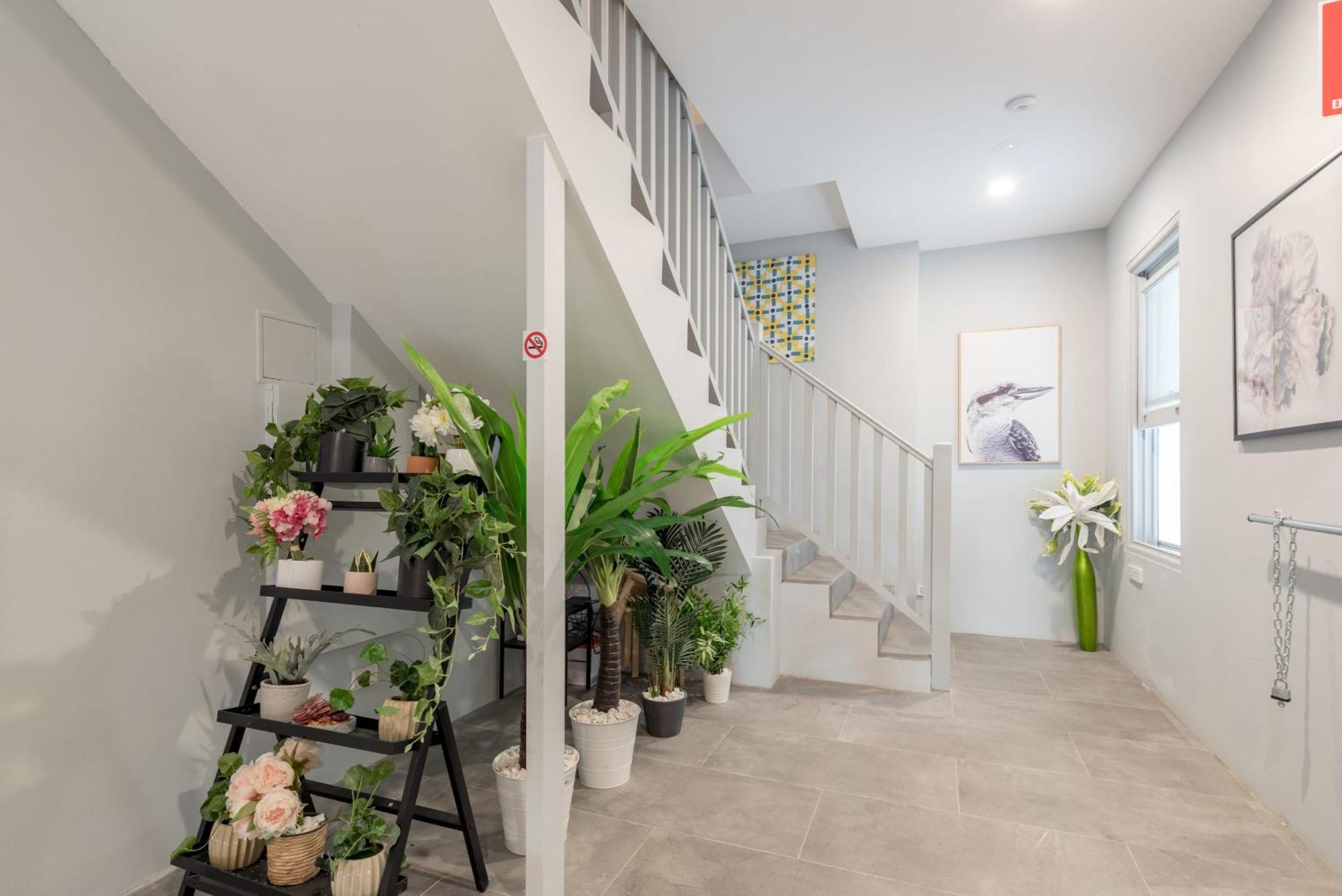 Modern Double - Ac - 1mins To - Nearby Hotspots Guest house