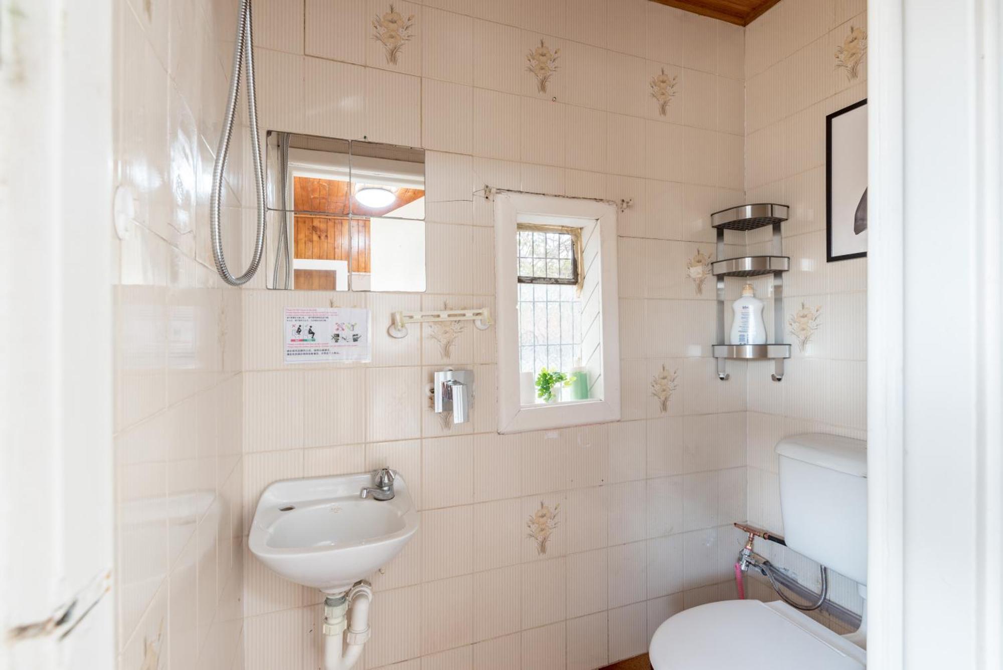Stylish Triple - Waterfront - Mins To Station - Shared Bathroom *